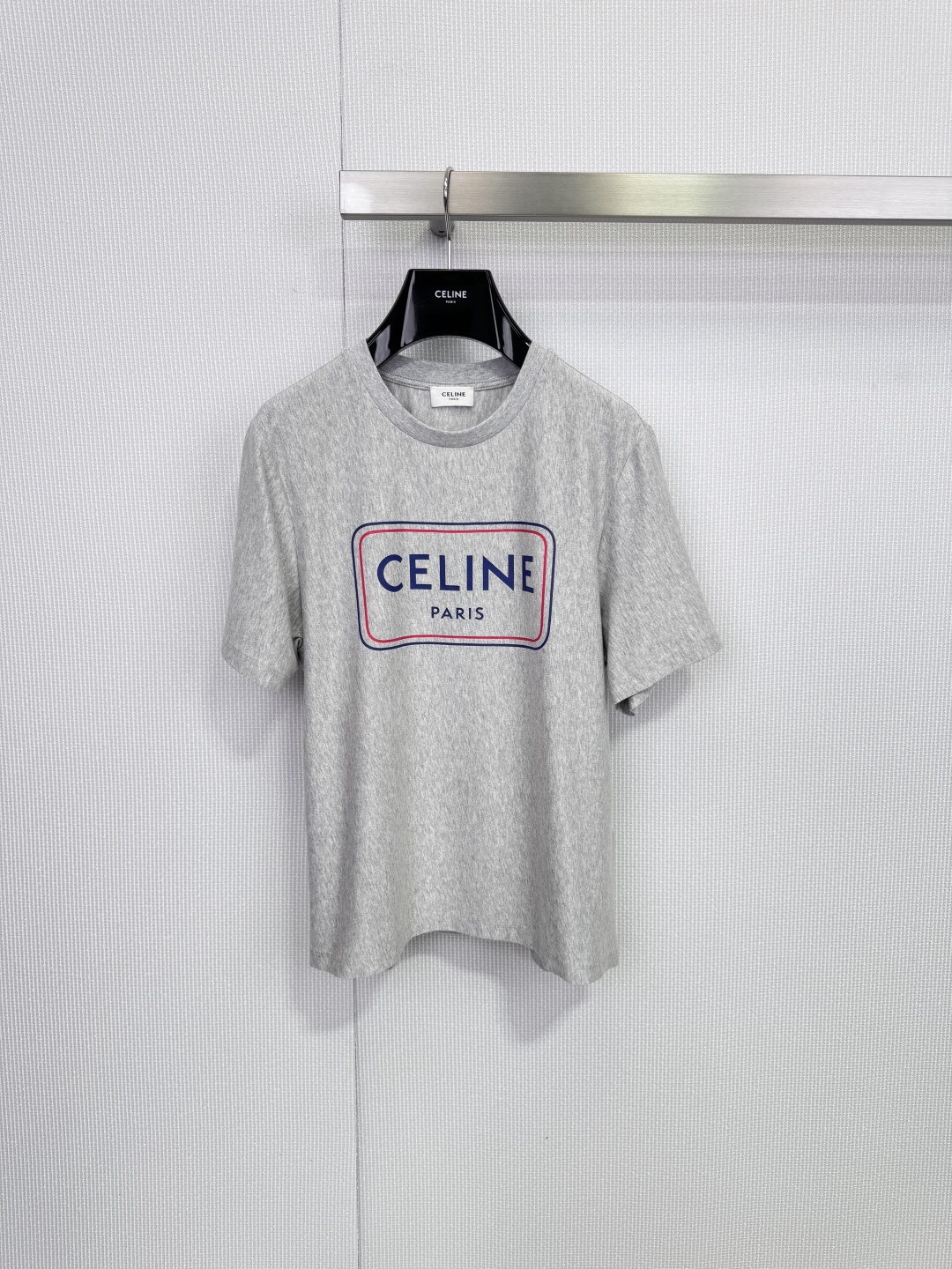 NO:648951,CELINE gray short-sleeved T-shirt, this gray short-sleeved T-shirt is made of pure cotton, soft and skin-friendly, breathable, and super comfortable to wear! The blue 'CELINE PARIS' logo on the chest + red border is simple and recognizable, with twist texture design and full layering. It is a must-have for daily casual wear! It is versatile whether worn alone or layered, and it is easy to create a fashionable look. Size SML,,celine,T-shirt,tees,t-shirt,alexander wang19860909CELINE灰色短袖T恤,这款灰色短袖T恤,采用纯棉,柔软亲肤又透气,穿着超舒适!胸前蓝色“CELINE PARIS”标志+红色边框,简约又有辨识度,麻花纹理设计,层次感满满,日常休闲穿搭必备!无论单穿还是内搭都很百搭,轻松打造时髦 look. 码数SML,,celine,T-shirt,tees，t-shirt,alexander wang,Women's clothing