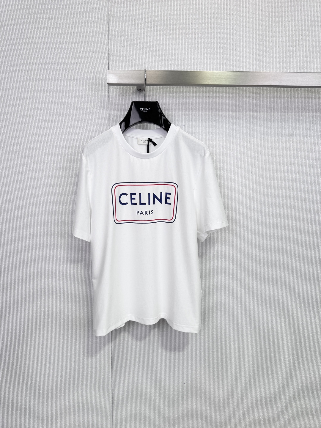 NO:648933,CELINE gray short-sleeved T-shirt CELINE's gray short-sleeved T-shirt is made of pure cotton, soft and skin-friendly, breathable, and super comfortable to wear! The blue 'CELINE PARIS' logo on the chest + red border is simple and recognizable. The twist texture design is full of layers and is a must-have for daily casual wear! It is versatile whether worn alone or layered, and it is easy to create a fashionable look. Size SML,,celine,T-shirt,tees,t-shirt,alexander wang19860909CELINE灰色短袖T恤 CELINE这款灰色短袖T恤,采用纯棉,柔软亲肤又透气,穿着超舒适!胸前蓝色“CELINE PARIS”标志+红色边框,简约又有辨识度,麻花纹理设计,层次感满满,日常休闲穿搭必备!无论单穿还是内搭都很百搭,轻松打造时髦 look. 码数SML,,celine,T-shirt,tees，t-shirt,alexander wang,Women's clothing