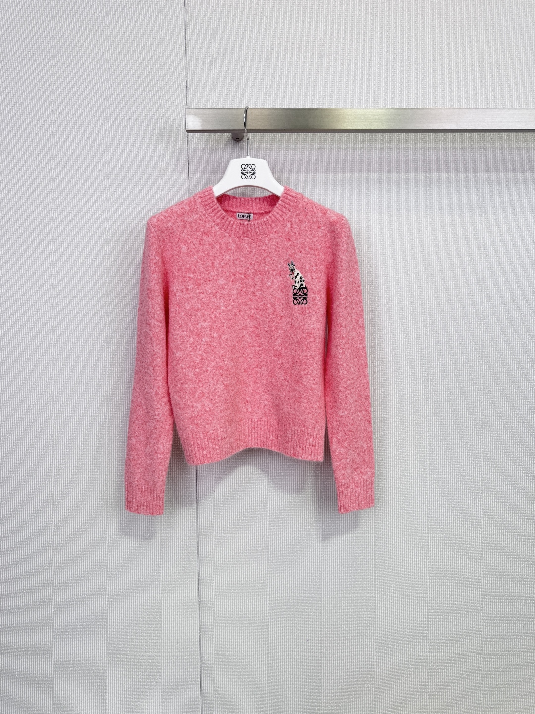 NO:648976,LOEWE x Louis Wain co-branded pink sweater, made of soft wool blend, super comfortable and warm to wear, with cat embroidery on the chest inspired by British artist Louis  Wain, playful and cute, full of artistic sense. The short design modifies the body shape and looks great with high-waisted pants or skirts. It is a must-have for autumn and winter. The pink color is white and gentle. Cat lovers and fashionistas cannot miss it. Made of wool, it is soft and skin-friendly and warm. The pink color is fresh and eye-catching. The simple version is versatile and not picky. It can easily create a gentle and fashionable winter look. Size SML, Louis Vuitton, Loewe, Skirts, Sweaters, Alexander  wang19860909LOEWE x Louis Wain联名粉色毛衣,采用柔软羊毛混纺,穿着超舒适又保暖,胸前猫咪刺绣灵感来自英国艺术家Louis Wain,俏皮可爱,艺术感满满.短款设计修饰身形,搭配高腰裤或半裙都很赞,秋冬穿搭必备,粉色调显白温柔,猫奴和时尚达人都不能错过计,羊毛材质,柔软亲肤又保暖,粉嫩色调清新亮眼,简约版型百搭不挑人,轻松打造出温柔又时尚的冬日造型.码数SML,,louis vuitton,loewe,skirts,sweaters,alexander wang,Women's clothing