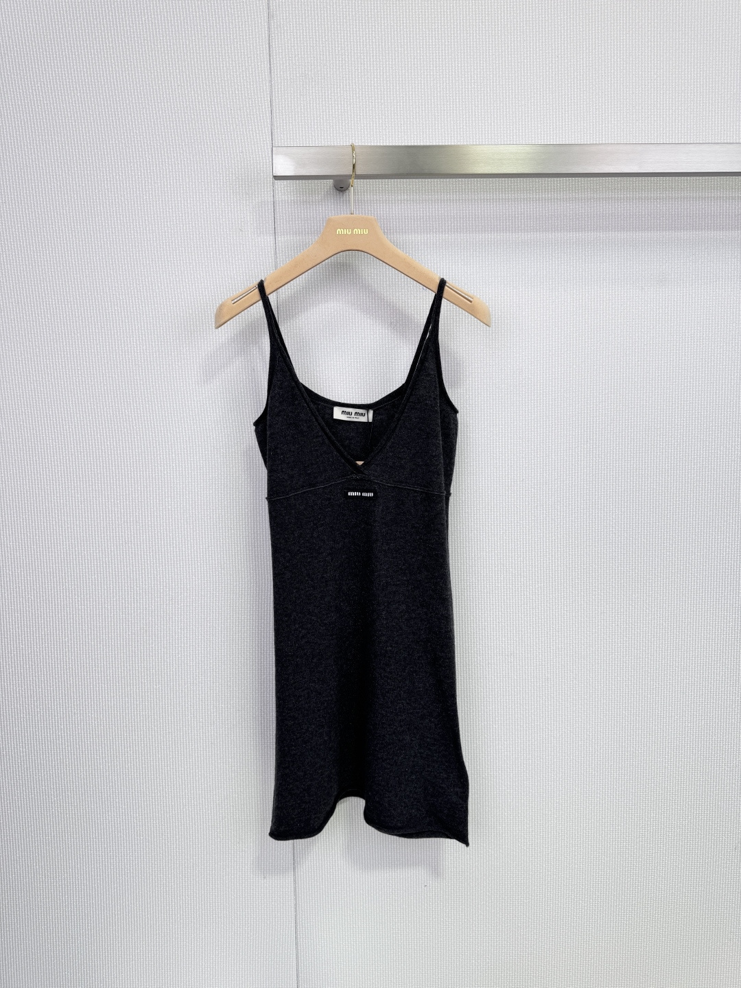 NO:648961,MiuMiu knitted suspender dress, with a classic deep V-neck suspender style, exudes just the right amount of sexiness and fashion. The front of the dress is decorated with an exquisite brand logo, low-key highlighting MiuMiu  Miu's brand identity, the skirt is made of high-quality cashmere. The fabric is soft and plump, delicate and skin-friendly, bringing you the ultimate comfort and warm wearing experience. The cashmere material also ensures that the dress has excellent warmth retention and light drape. The calm gray color is paired with simple tailoring, which is light  It creates a low-key and luxurious atmosphere. Whether worn alone or as an inner layer, it can highlight your extraordinary taste. This suspender dress perfectly combines brand style, excellent materials and exquisite craftsmanship. It is a classic wardrobe item worth investing in. Size SML, miumiu, skirts, alexander  wang19860909MiuMiu针织吊带连衣裙,经典的深V领吊带款式,流露出恰到好处的性感与时尚气息,连衣裙正面饰有精致的品牌标识牌,低调彰显Miu Miu的品牌身份,裙子采用优质山羊绒（Cashmere）制成,面料柔软丰盈,触感细腻亲肤,为您带来极致的舒适与温暖的穿着体验,山羊绒材质也确保了连衣裙具有出色的保暖性和轻盈的垂坠感,沉稳的灰色搭配简约的剪裁,轻松营造出低调奢华的氛围.无论是单穿还是作为内搭,都能凸显不凡品味,这款吊带连衣裙完美融合了品牌风格、卓越材质与精致工艺,是一件值得投资的衣橱经典单品.码数SML,,miumiu,skirts,alexander wang,Women's clothing