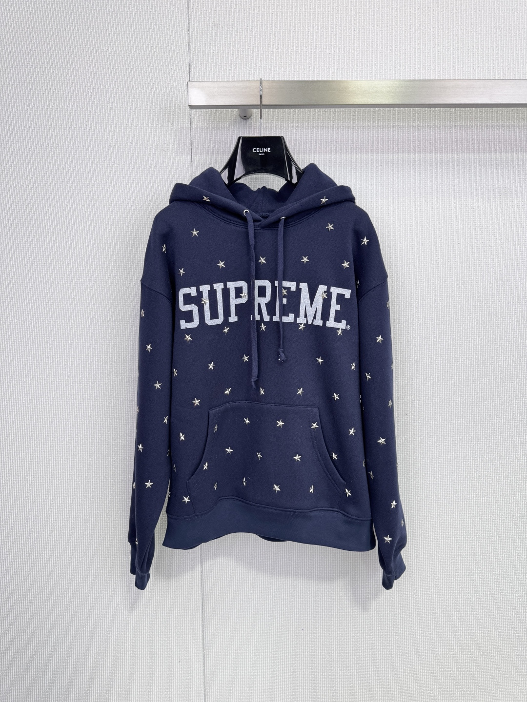 NO:648914,Supreme 2025 autumn and winter American high street anchor star hooded sweatshirt, innovative interpretation of the iconic Box Logo, retaining the classic Supreme Box  The soul of the logo declares the brand identity in eye-catching white fonts, setting the tone for the high street. The body is covered with silver/white star patterns, like the bright stars in the night sky, breaking the dullness of solid colors and instantly enhancing the visual impact and trendiness of the overall look. As the brand's new product for the next quarter, this sweatshirt represents the cutting-edge American high street style and is a must-have item to lead the trend. It adopts a loose oversize cut and is matched with  Equipped with a hooded design and practical front pockets, it combines street style with daily comfort. Whether paired with jeans for a casual street style, or with a skirt for a fun mix and match, it is an indispensable focus item in your trendy wardrobe. Size SML, versace, hoodie, sweatshirts, skirts, jeans, hats, alexander  wang19860909Supreme 2025秋冬美式高街 锚钉星星连帽卫衣,标志性Box Logo革新演绎 保留经典的Supreme Box Logo灵魂,以醒目的白色字体宣告品牌身份,奠定高街基调,衣身满铺银色/白色星星图案,如夜空中的璀璨星光,打破纯色沉闷,瞬间提升整体造型的视觉冲击力与潮流感,作为品牌未来季度的新品,这款卫衣代表了前沿的美式高街风格,是引领潮流的必备单品,采用宽松的Oversize剪裁,搭配连帽设计与实用前袋,兼顾街头风范与日常穿着的舒适度,无论是搭配牛仔裤展现随性街头风,还是与半身裙碰撞出混搭趣味,它都是你潮流衣橱中不可或缺的焦点单品.码数SML,,versace,hoodie,sweatshirts,skirts,jeans,hats,alexander wang,Women's clothing