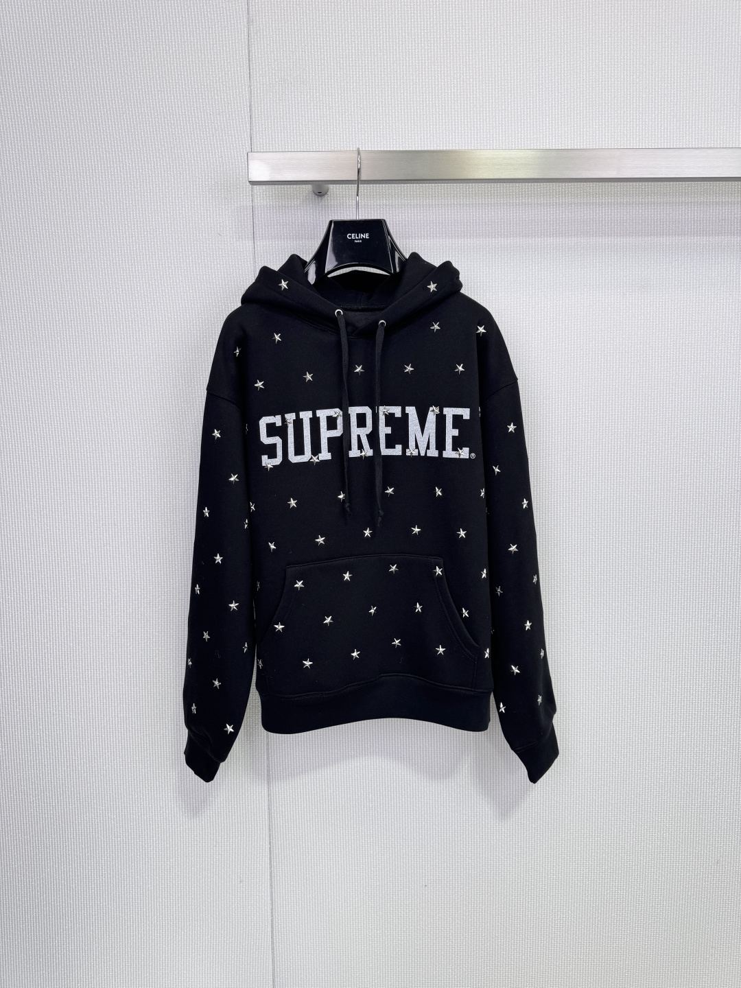 NO:648900,Supreme 2025 autumn and winter American high street anchor star hooded sweatshirt, innovative interpretation of the iconic Box Logo, retaining the classic Supreme Box  The soul of the logo declares the brand identity in eye-catching white fonts, setting the tone for the high street. The body is covered with silver/white star patterns, like the bright stars in the night sky, breaking the dullness of solid colors and instantly enhancing the visual impact and trendiness of the overall look. As the brand's new product for the next quarter, this sweatshirt represents the cutting-edge American high street style and is a must-have item to lead the trend. It adopts a loose oversize cut and is matched with  Equipped with a hooded design and practical front pockets, it combines street style with daily comfort. Whether paired with jeans for a casual street style, or with a skirt for a fun mix and match, it is an indispensable focus item in your trendy wardrobe. Size SML, versace, hoodie, sweatshirts, skirts, jeans, hats, alexander  wang19860909Supreme 2025秋冬美式高街 锚钉星星连帽卫衣,标志性Box Logo革新演绎 保留经典的Supreme Box Logo灵魂,以醒目的白色字体宣告品牌身份,奠定高街基调,衣身满铺银色/白色星星图案,如夜空中的璀璨星光,打破纯色沉闷,瞬间提升整体造型的视觉冲击力与潮流感,作为品牌未来季度的新品,这款卫衣代表了前沿的美式高街风格,是引领潮流的必备单品,采用宽松的Oversize剪裁,搭配连帽设计与实用前袋,兼顾街头风范与日常穿着的舒适度,无论是搭配牛仔裤展现随性街头风,还是与半身裙碰撞出混搭趣味,它都是你潮流衣橱中不可或缺的焦点单品.码数SML,,versace,hoodie,sweatshirts,skirts,jeans,hats,alexander wang,Women's clothing