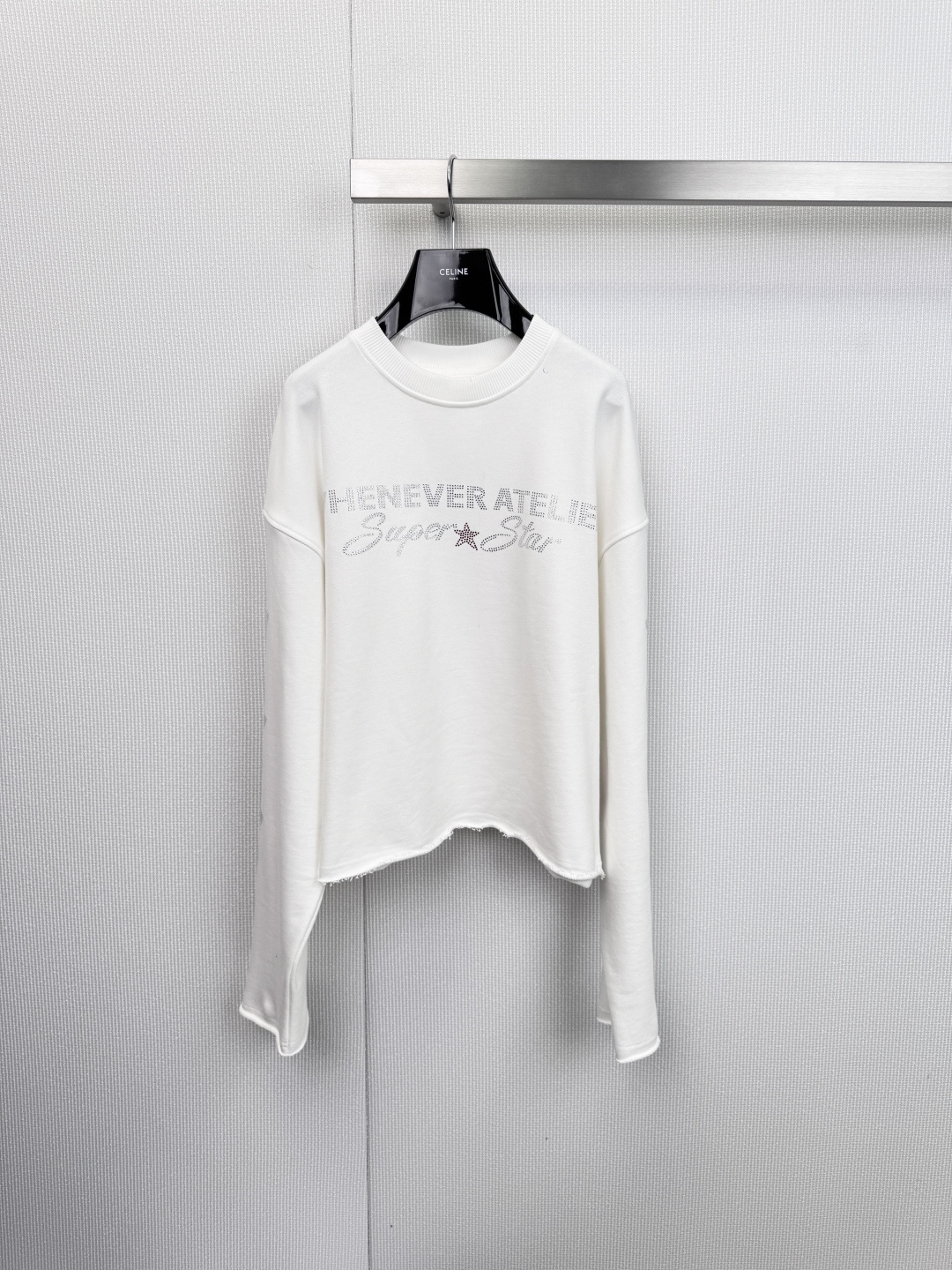 NO:648893,WHENEVER ATELIE series star hot diamond sweatshirt, navy blue main color, soft terry cloth material, comfortable and warm to wear. The sleeves and chest are full of diamond star patterns, the sparkling effect is super eye-catching, and the design is full of sense. The loose fit + raw edge hem are casual and personalized, and are great for daily commuting or street wear! Pair with jeans or sneakers to easily create a trendy look. Size SML, sneakers, hoodie, sweatshirts, jeans, alexander wang19860909WHENEVER ATELIE系列星星烫钻卫衣,藏青色主色调,柔软毛圈布材质,穿着舒适又保暖.袖子和胸前满钻星星图案,爆闪效果超吸睛,设计感满满.宽松版型+毛边下摆,随性又有个性,日常通勤或街头穿搭都很出彩!搭配牛仔裤或运动鞋,轻松打造潮流look. 码数SML,,sneakers,hoodie,sweatshirts,jeans,alexander wang,Women's clothing