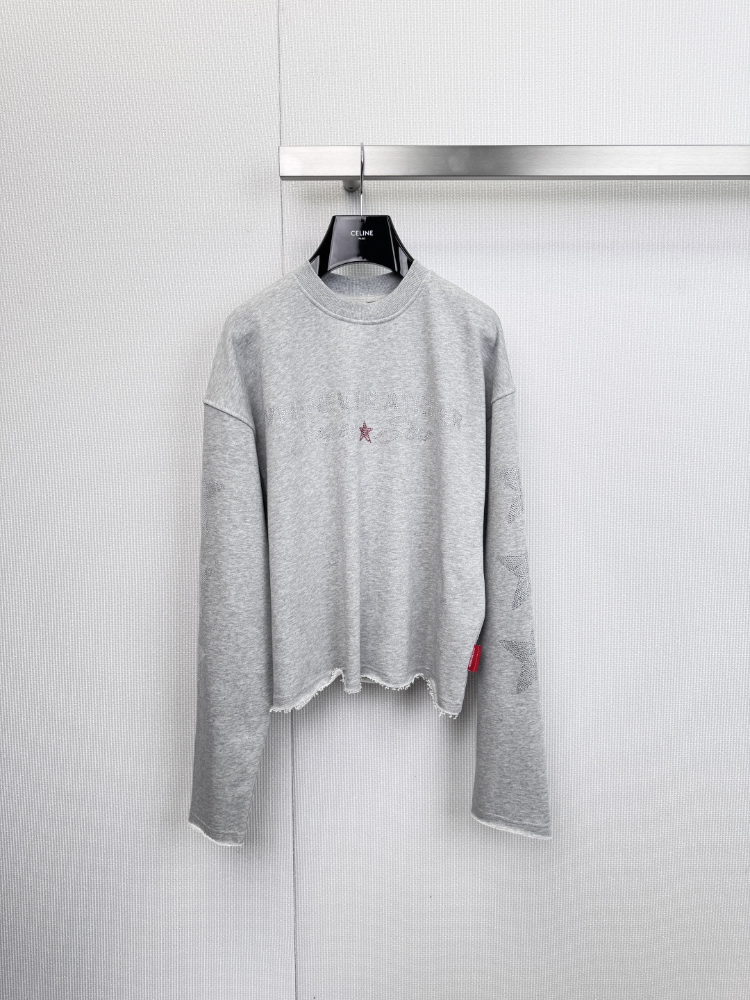 NO:648867,WHENEVER ATELIE series star hot diamond sweatshirt, navy blue main color, soft terry cloth material, comfortable and warm to wear. The sleeves and chest are full of diamond star patterns, the sparkling effect is super eye-catching, and the design is full of sense. The loose fit + raw edge hem are casual and personalized, and are great for daily commuting or street wear! Pair with jeans or sneakers to easily create a trendy look. Size SML, sneakers, hoodie, sweatshirts, jeans, alexander wang19860909WHENEVER ATELIE系列星星烫钻卫衣,藏青色主色调,柔软毛圈布材质,穿着舒适又保暖.袖子和胸前满钻星星图案,爆闪效果超吸睛,设计感满满.宽松版型+毛边下摆,随性又有个性,日常通勤或街头穿搭都很出彩!搭配牛仔裤或运动鞋,轻松打造潮流look. 码数SML,,sneakers,hoodie,sweatshirts,jeans,alexander wang,Women's clothing