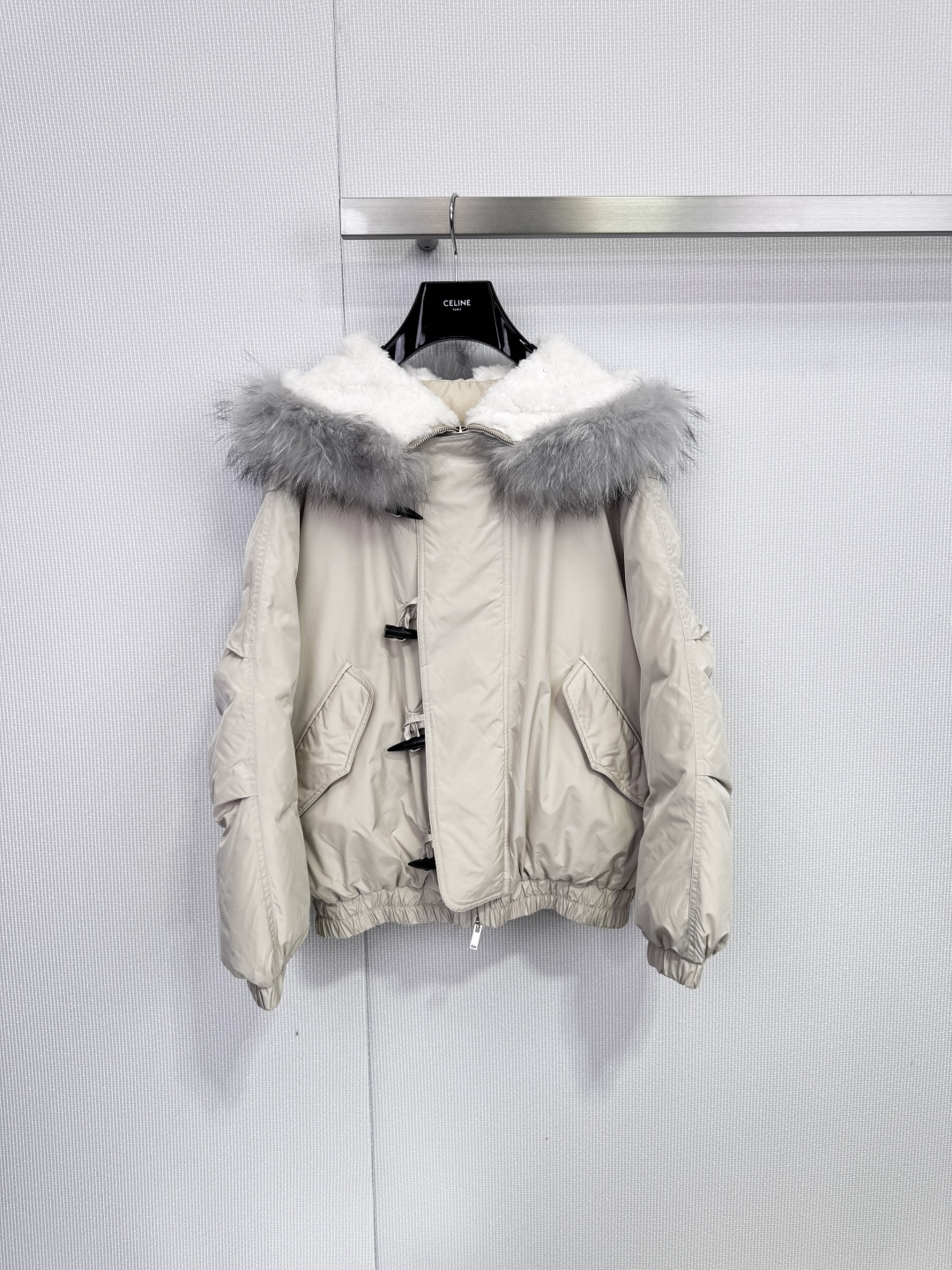 NO:648943,Comes with dust bag IMMI  The Peter Pan down jacket with fabric fur collar defines winter elegance and spontaneity. It is based on warm off-white and has a touch of fluffy high-grade gray fur collar. It injects just the right amount of retro playfulness into the classic Peter Pan silhouette. This winter, there is no compromise on temperature and style. This IMMI down jacket is neatly designed  The Peter Pan short silhouette cleverly optimizes body proportions and allows for nimble and unrestrained movement. The off-white fabric has a high-end texture, giving it a pure and gentle brilliance in winter. The neckline is surrounded by a plump gray fur collar, which feels soft and fluffy. It not only brings ultimate protection, but also instantly enhances the luxury and fashion of the overall look.  The unique black horn buckle replaces the conventional zipper and becomes the soul of the design. Each one is exquisitely polished, replicating the classic academic style, showing extraordinary taste. The practical pockets on both sides and the windproof cuff design of the cuffs and hem are carefully considered in the details to ensure that warmth is firmly locked in and both beautiful and beautiful.  With practical wearability, whether it is paired with simple jeans for a casual and casual look, or worn with a dress to create a mix of femininity and handsomeness, this down jacket can be easily controlled and becomes a versatile core item in your winter wardrobe. Size SML, skirts, jeans, down  jacket,alexander wang19860909配防尘袋IMMI 布面毛领小飞侠羽绒服,定义冬日优雅与率性,以温润米白为基调,邂逅一抹蓬松高级灰毛领,在经典小飞侠廓形中,注入恰到好处的复古玩味,这个冬天,温度与风度,皆不妥协,这款IMMI羽绒服采用利落的小飞侠短款廓形,巧妙优化身材比例,行动利落无束缚,米白色布面质感高级,赋予冬日一抹纯净温柔的光彩,领口环绕丰盈灰色毛领,触感柔软蓬松,不仅带来极致守护,更瞬间提升整体造型的奢华感与时尚度,别致的黑色牛角扣取代常规拉链,成为设计的灵魂所在.每一颗都打磨精致,复刻经典学院风,彰显不凡品味,两侧实用口袋与袖口、下摆的防风收口设计,于细节处周全考量,确保温暖牢牢锁住,兼具美观与实穿性,无论是搭配简约牛仔裤演绎休闲率性,还是内搭连衣裙碰撞出柔美与帅气的混搭风,这件羽绒服都能轻松驾驭,成为您冬日衣橱的百搭核心单品.码数SML,,skirts,jeans,down jacket,alexander wang,Women's clothing