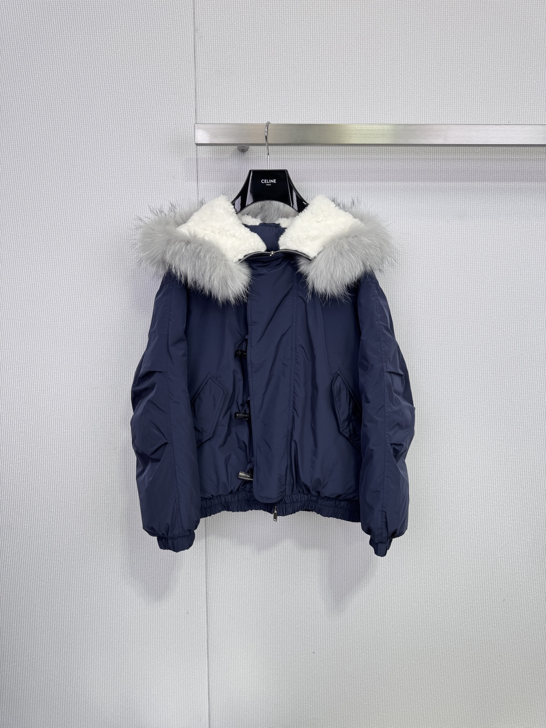 NO:648925,Comes with dust bag IMMI  The Peter Pan down jacket with fabric fur collar defines winter elegance and spontaneity. It is based on warm off-white and has a touch of fluffy high-grade gray fur collar. It injects just the right amount of retro playfulness into the classic Peter Pan silhouette. This winter, there is no compromise on temperature and style. This IMMI down jacket is neatly designed  The Peter Pan short silhouette cleverly optimizes body proportions and allows for nimble and unrestrained movement. The off-white fabric has a high-end texture, giving it a pure and gentle brilliance in winter. The neckline is surrounded by a plump gray fur collar, which feels soft and fluffy. It not only brings ultimate protection, but also instantly enhances the luxury and fashion of the overall look.  The unique black horn buckle replaces the conventional zipper and becomes the soul of the design. Each one is exquisitely polished, replicating the classic academic style, showing extraordinary taste. The practical pockets on both sides and the windproof cuff design of the cuffs and hem are carefully considered in the details to ensure that warmth is firmly locked in and both beautiful and beautiful.  With practical wearability, whether it is paired with simple jeans for a casual and casual look, or worn with a dress to create a mix of femininity and handsomeness, this down jacket can be easily controlled and becomes a versatile core item in your winter wardrobe. Size SML, skirts, jeans, down  jacket,alexander wang19860909配防尘袋IMMI 布面毛领小飞侠羽绒服,定义冬日优雅与率性,以温润米白为基调,邂逅一抹蓬松高级灰毛领,在经典小飞侠廓形中,注入恰到好处的复古玩味,这个冬天,温度与风度,皆不妥协,这款IMMI羽绒服采用利落的小飞侠短款廓形,巧妙优化身材比例,行动利落无束缚,米白色布面质感高级,赋予冬日一抹纯净温柔的光彩,领口环绕丰盈灰色毛领,触感柔软蓬松,不仅带来极致守护,更瞬间提升整体造型的奢华感与时尚度,别致的黑色牛角扣取代常规拉链,成为设计的灵魂所在.每一颗都打磨精致,复刻经典学院风,彰显不凡品味,两侧实用口袋与袖口、下摆的防风收口设计,于细节处周全考量,确保温暖牢牢锁住,兼具美观与实穿性,无论是搭配简约牛仔裤演绎休闲率性,还是内搭连衣裙碰撞出柔美与帅气的混搭风,这件羽绒服都能轻松驾驭,成为您冬日衣橱的百搭核心单品.码数SML,,skirts,jeans,down jacket,alexander wang,Women's clothing