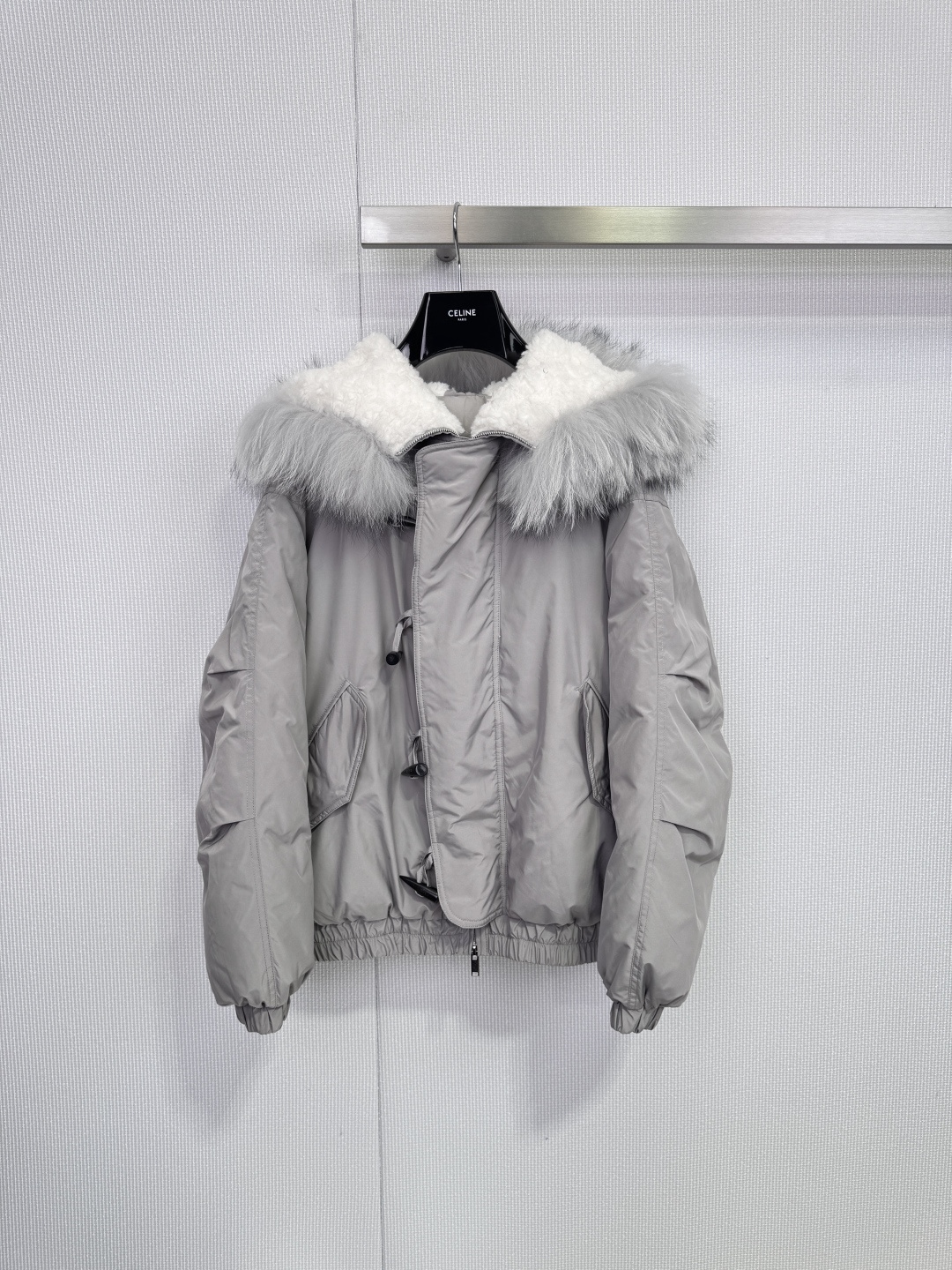 NO:648908,Comes with dust bag IMMI  The Peter Pan down jacket with fabric fur collar defines winter elegance and spontaneity. It is based on warm off-white and has a touch of fluffy high-grade gray fur collar. It injects just the right amount of retro playfulness into the classic Peter Pan silhouette. This winter, there is no compromise on temperature and style. This IMMI down jacket is neatly designed  The Peter Pan short silhouette cleverly optimizes body proportions and allows for nimble and unrestrained movement. The off-white fabric has a high-end texture, giving it a pure and gentle brilliance in winter. The neckline is surrounded by a plump gray fur collar, which feels soft and fluffy. It not only brings ultimate protection, but also instantly enhances the luxury and fashion of the overall look.  The unique black horn buckle replaces the conventional zipper and becomes the soul of the design. Each one is exquisitely polished, replicating the classic academic style, showing extraordinary taste. The practical pockets on both sides and the windproof cuff design of the cuffs and hem are carefully considered in the details to ensure that warmth is firmly locked in and both beautiful and beautiful.  With practical wearability, whether it is paired with simple jeans for a casual and casual look, or worn with a dress to create a mix of femininity and handsomeness, this down jacket can be easily controlled and becomes a versatile core item in your winter wardrobe. Size SML, skirts, jeans, down  jacket,alexander wang19860909配防尘袋IMMI 布面毛领小飞侠羽绒服,定义冬日优雅与率性,以温润米白为基调,邂逅一抹蓬松高级灰毛领,在经典小飞侠廓形中,注入恰到好处的复古玩味,这个冬天,温度与风度,皆不妥协,这款IMMI羽绒服采用利落的小飞侠短款廓形,巧妙优化身材比例,行动利落无束缚,米白色布面质感高级,赋予冬日一抹纯净温柔的光彩,领口环绕丰盈灰色毛领,触感柔软蓬松,不仅带来极致守护,更瞬间提升整体造型的奢华感与时尚度,别致的黑色牛角扣取代常规拉链,成为设计的灵魂所在.每一颗都打磨精致,复刻经典学院风,彰显不凡品味,两侧实用口袋与袖口、下摆的防风收口设计,于细节处周全考量,确保温暖牢牢锁住,兼具美观与实穿性,无论是搭配简约牛仔裤演绎休闲率性,还是内搭连衣裙碰撞出柔美与帅气的混搭风,这件羽绒服都能轻松驾驭,成为您冬日衣橱的百搭核心单品.码数SML,,skirts,jeans,down jacket,alexander wang,Women's clothing