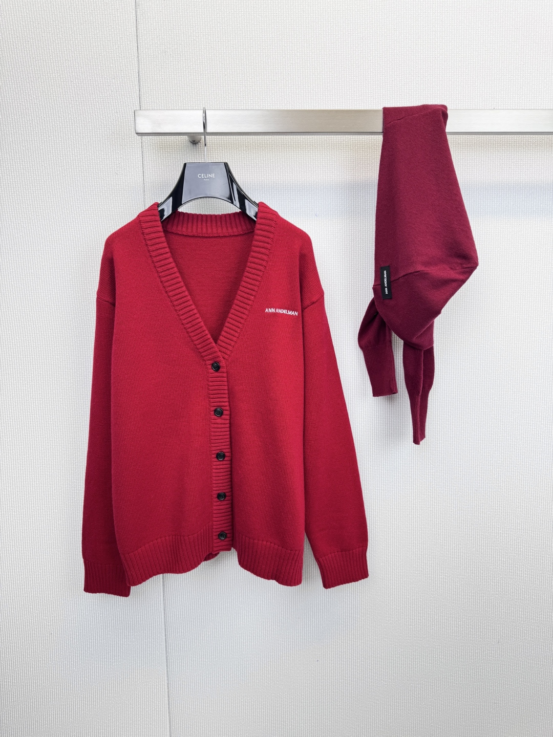 NO:648977,ANN ANDELMAN  A two-piece set of knitted cardigans, a soft cardigan and a scarf of the same color are cleverly combined to define effortless fashion in autumn and winter. Selected from more than 90% sheep wool, it wraps the body and mind with gentleness. It writes a high-end sense of relaxation in a simple silhouette. The one-piece design bids farewell to the worry of matching. Inspired by  Yearning for a simple life. Match the cardigan and scarf as a set, eliminating the hassle of daily matching. With just one upper body, you can instantly achieve an overall look with clear layers and harmonious colors. Whether you hang the scarf naturally or knot it randomly on the chest, you can easily create a casual look.  French elegance, the fabric is blended with 94.3 high-quality sheep wool and 5.7 nylon, ensuring that the suede is fine, soft, skin-friendly and breathable, while enhancing the wrinkle resistance and durability of the clothing. The scarf accessories are also made of wool, ensuring a unified overall texture and bringing you to be wrapped in warm clouds  The comfortable experience, classic button placket, and low-key brand logo on the left chest all reveal a restrained sophistication. The neat silhouette is suitable for a variety of occasions, whether it is commuting, leisure, or dating, it can be easily controlled, and it has become a highly utilized essential item in your wardrobe.  Code number SML,,alexander wang19860909ANN ANDELMAN 两件套针织开衫,将柔软开衫与同色系围巾巧妙融合,定义秋冬季毫不费力的时髦.精选逾94绵羊毛,以温柔包裹身心,于简约轮廓中,书写高级的松弛感,一体式设计,告别搭配烦恼,灵感源于对简约生活的向往.开衫与围巾成套配搭,省去日常搭配的纠结,只需一套上身,即刻获得层次分明、色彩和谐的整体造型.无论是将围巾自然垂坠,还是于胸前随意打结,都能轻松营造出漫不经心的法式优雅,面料采用94.3优质绵羊毛与5.7锦纶混纺,确保绒面细腻柔软、亲肤透气的同时,增强了衣物的抗皱性与耐用性,围巾辅料同样为羊毛,保证整体质感统一,带来被温暖云朵包裹的舒适体验,经典的纽扣门襟,左胸处低调的品牌标识,无一不透露着内敛的精致感,利落的剪影适用于多种场合,无论是通勤、休闲还是约会,都能轻松驾驭,成为您衣橱中利用率极高的必备单品. 码数SML,,alexander wang,Women's clothing