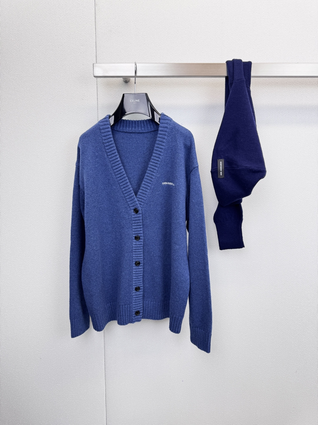 NO:648962,ANN ANDELMAN  A two-piece set of knitted cardigans, a soft cardigan and a scarf of the same color are cleverly combined to define effortless fashion in autumn and winter. Selected from more than 90% sheep wool, it wraps the body and mind with gentleness. It writes a high-end sense of relaxation in a simple silhouette. The one-piece design bids farewell to the worry of matching. Inspired by  Yearning for a simple life. Match the cardigan and scarf as a set, eliminating the hassle of daily matching. With just one upper body, you can instantly achieve an overall look with clear layers and harmonious colors. Whether you hang the scarf naturally or knot it randomly on the chest, you can easily create a casual look.  French elegance, the fabric is blended with 94.3 high-quality sheep wool and 5.7 nylon, ensuring that the suede is fine, soft, skin-friendly and breathable, while enhancing the wrinkle resistance and durability of the clothing. The scarf accessories are also made of wool, ensuring a unified overall texture and bringing you to be wrapped in warm clouds  The comfortable experience, classic button placket, and low-key brand logo on the left chest all reveal a restrained sophistication. The neat silhouette is suitable for a variety of occasions, whether it is commuting, leisure, or dating, it can be easily controlled, and it has become a highly utilized essential item in your wardrobe.  Code number SML,,alexander wang19860909ANN ANDELMAN 两件套针织开衫,将柔软开衫与同色系围巾巧妙融合,定义秋冬季毫不费力的时髦.精选逾94绵羊毛,以温柔包裹身心,于简约轮廓中,书写高级的松弛感,一体式设计,告别搭配烦恼,灵感源于对简约生活的向往.开衫与围巾成套配搭,省去日常搭配的纠结,只需一套上身,即刻获得层次分明、色彩和谐的整体造型.无论是将围巾自然垂坠,还是于胸前随意打结,都能轻松营造出漫不经心的法式优雅,面料采用94.3优质绵羊毛与5.7锦纶混纺,确保绒面细腻柔软、亲肤透气的同时,增强了衣物的抗皱性与耐用性,围巾辅料同样为羊毛,保证整体质感统一,带来被温暖云朵包裹的舒适体验,经典的纽扣门襟,左胸处低调的品牌标识,无一不透露着内敛的精致感,利落的剪影适用于多种场合,无论是通勤、休闲还是约会,都能轻松驾驭,成为您衣橱中利用率极高的必备单品. 码数SML,,alexander wang,Women's clothing