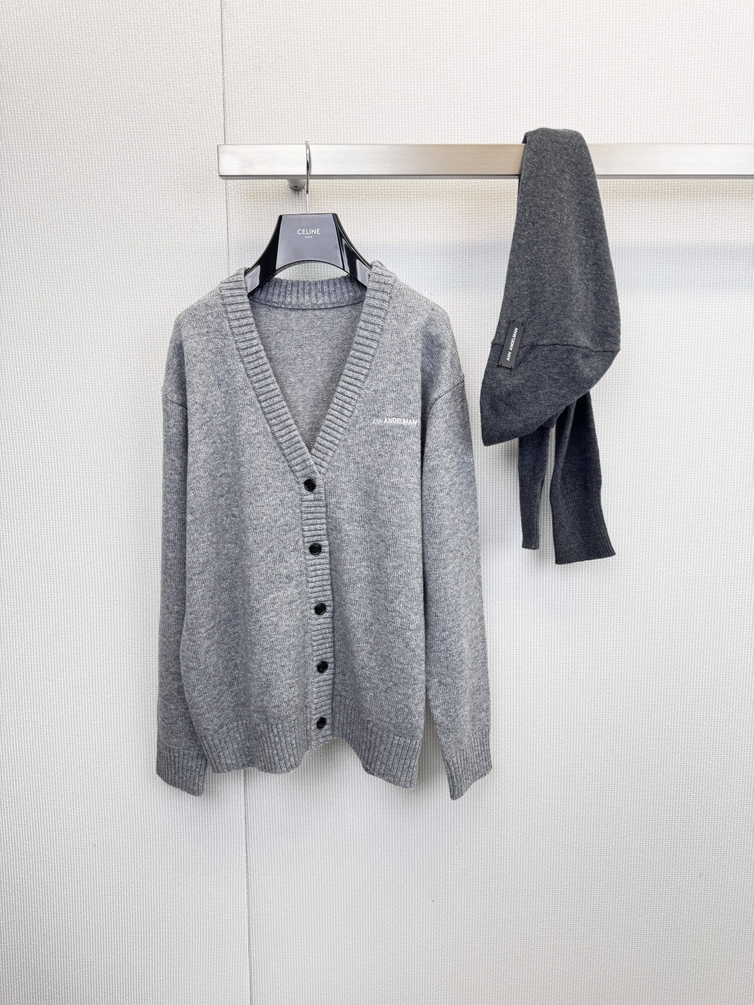 NO:648944,ANN ANDELMAN  A two-piece set of knitted cardigans, a soft cardigan and a scarf of the same color are cleverly combined to define effortless fashion in autumn and winter. Selected from more than 90% sheep wool, it wraps the body and mind with gentleness. It writes a high-end sense of relaxation in a simple silhouette. The one-piece design bids farewell to the worry of matching. Inspired by  Yearning for a simple life. Match the cardigan and scarf as a set, eliminating the hassle of daily matching. With just one upper body, you can instantly achieve an overall look with clear layers and harmonious colors. Whether you hang the scarf naturally or knot it randomly on the chest, you can easily create a casual look.  French elegance, the fabric is blended with 94.3 high-quality sheep wool and 5.7 nylon, ensuring that the suede is fine, soft, skin-friendly and breathable, while enhancing the wrinkle resistance and durability of the clothing. The scarf accessories are also made of wool, ensuring a unified overall texture and bringing you to be wrapped in warm clouds  The comfortable experience, classic button placket, and low-key brand logo on the left chest all reveal a restrained sophistication. The neat silhouette is suitable for a variety of occasions, whether it is commuting, leisure, or dating, it can be easily controlled, and it has become a highly utilized essential item in your wardrobe.  Code number SML,, 19860909ANN ANDELMAN 两件套针织开衫,将柔软开衫与同色系围巾巧妙融合,定义秋冬季毫不费力的时髦.精选逾94绵羊毛,以温柔包裹身心,于简约轮廓中,书写高级的松弛感,一体式设计,告别搭配烦恼,灵感源于对简约生活的向往.开衫与围巾成套配搭,省去日常搭配的纠结,只需一套上身,即刻获得层次分明、色彩和谐的整体造型.无论是将围巾自然垂坠,还是于胸前随意打结,都能轻松营造出漫不经心的法式优雅,面料采用94.3优质绵羊毛与5.7锦纶混纺,确保绒面细腻柔软、亲肤透气的同时,增强了衣物的抗皱性与耐用性,围巾辅料同样为羊毛,保证整体质感统一,带来被温暖云朵包裹的舒适体验,经典的纽扣门襟,左胸处低调的品牌标识,无一不透露着内敛的精致感,利落的剪影适用于多种场合,无论是通勤、休闲还是约会,都能轻松驾驭,成为您衣橱中利用率极高的必备单品. 码数SML,, ,Women's clothing