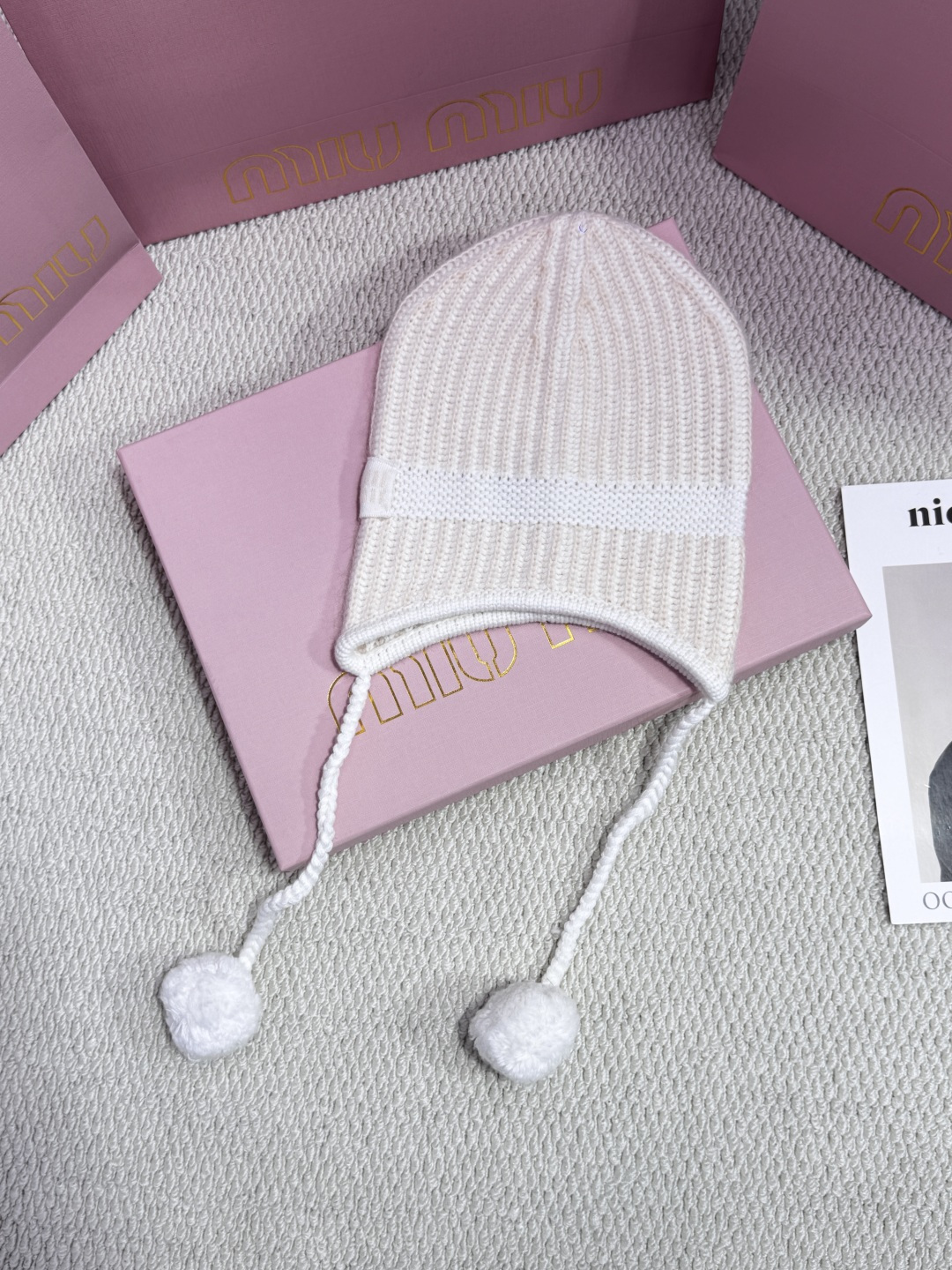 NO:648916,MiuMiu Winter Whisper Knitted Hat, encounters the gentle touch of pure wool, and weaves the warmth of winter with delicate stitches. MIU MIU's iconic knitted hat is made of high-quality sheep wool and decorated with exquisite cow leather details. Under the simple silhouette, it contains an eclectic and playful spirit, injecting just the right spontaneity and softness into your winter look. One size fits all,,miumiu,cowhide,hats,alexander wang19860909MiuMiu冬日耳语针织帽,邂逅纯羊毛的温柔触感,以细腻针脚,编织冬日暖意.MIU MIU标志性针织帽,甄选优质绵羊毛,饰以精致牛皮革细节,简约轮廓下,蕴藏不拘一格的玩味精神,为您的冬日造型注入一抹恰到好处的率性与柔软.均码,,miumiu,cowhide,hats,alexander wang,Women's clothing