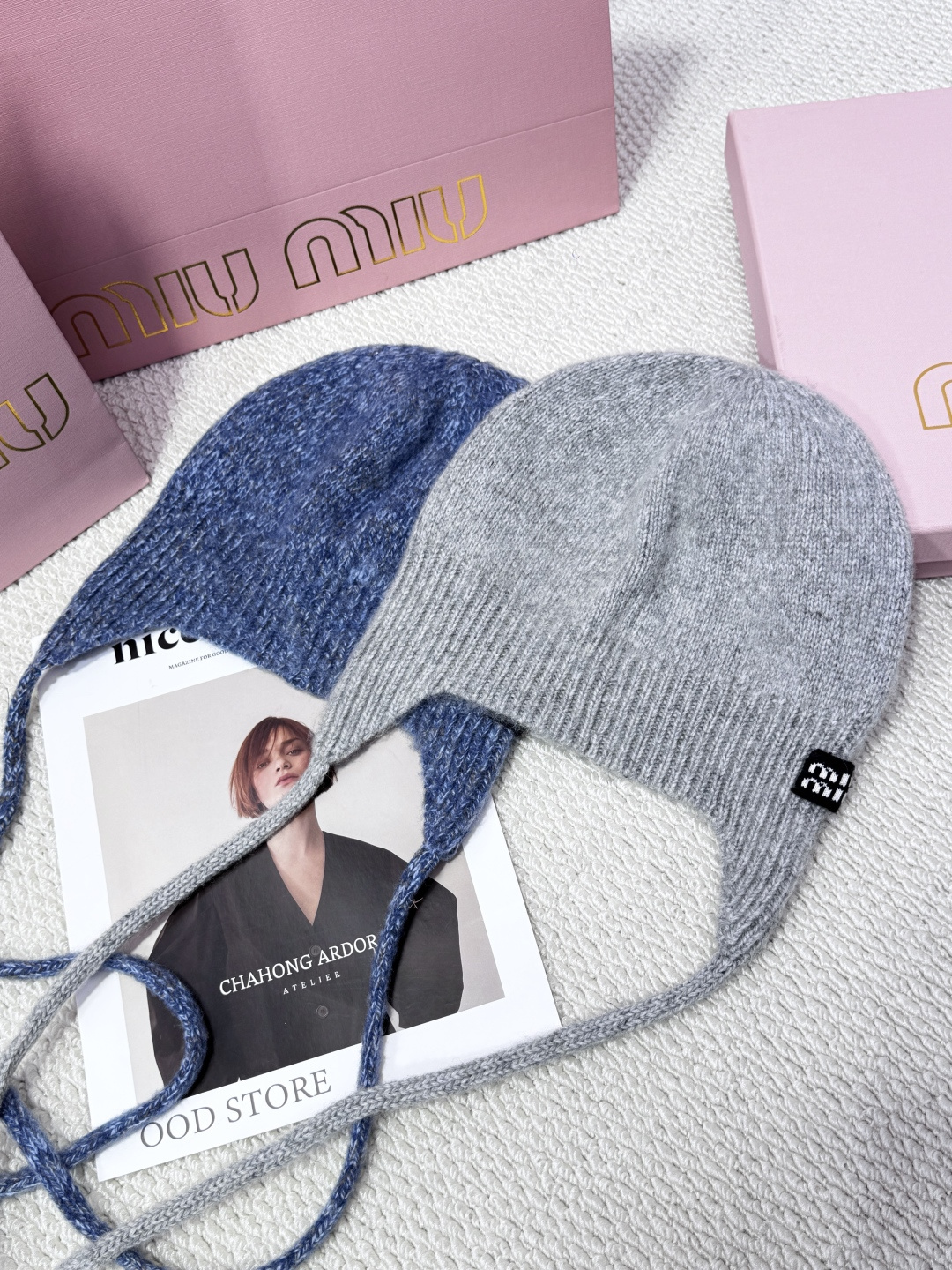 NO:648935,MiuMiu large head circumference ear protection tassel knitted hat, soft wool material, full of warmth! The strap design is super considerate, suitable for all kinds of head sizes, and you will not be afraid of the cold when wearing it in winter. The ear protection design is not only fashionable, but also protects the ears from the cold wind. It has a small effect on the face. The gray and blue are versatile, a must-have for Korean style, suitable for daily travel or outdoor activities! One size fits all,, miumiu, hats, alexander wang19860909MiuMiu大头围护耳流苏针织帽,柔软毛线材质,保暖力满分!绑带设计超贴心,适合各种头围,冬天戴不怕冷,护耳设计不仅时尚,还能保护耳朵不受寒风侵袭,显脸小效果很赞计.灰蓝色百搭,韩系穿搭必备,日常出行或户外活动都很合适哦! 均码,,miumiu,hats,alexander wang,Women's clothing