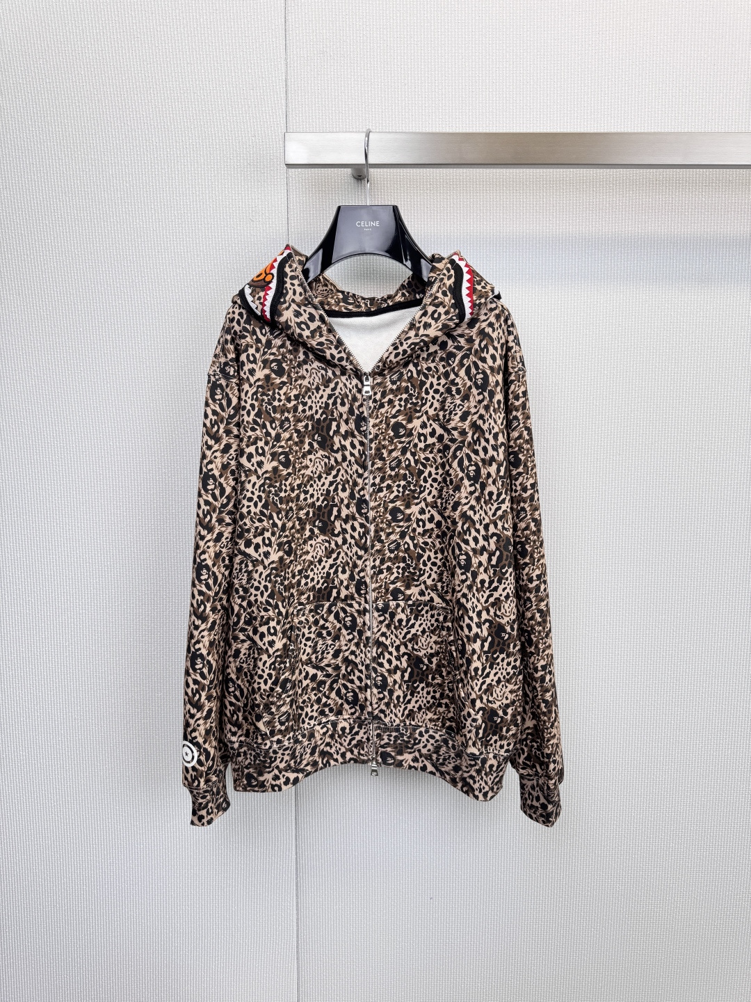 NO:648880,BAPE leopard print small ear coat, this leopard print small ear coat is inspired by leopards, leopard print + three-dimensional small ears, full of fun and super recognizable! Plush material, very warm to wear in autumn and winter, the colorful splicing and zipper details on the hat are also a plus. Limited sale, some sizes have been sold out, the trend circle is very popular, it is great for daily wear or Halloween cosplay, both personality and fashion, sisters who like unique style don't miss it. Size SML, jackets &  coats,hats,alexander wang19860909BAPE 豹纹小耳朵外套,这款豹纹小耳朵外套,灵感来自金钱豹,豹纹印花+立体小耳朵,趣味十足又超有辨识度!加绒材质,秋冬穿超暖,帽子上的彩色拼接和拉链细节也很加分计.限量发售,部分尺码已售罄,潮流圈超火,日常穿搭或万圣节cos都很出彩,个性性与时尚兼具,喜欢独特风格的姐妹别错过. 码数SML,,jackets & coats,hats,alexander wang,Women's clothing