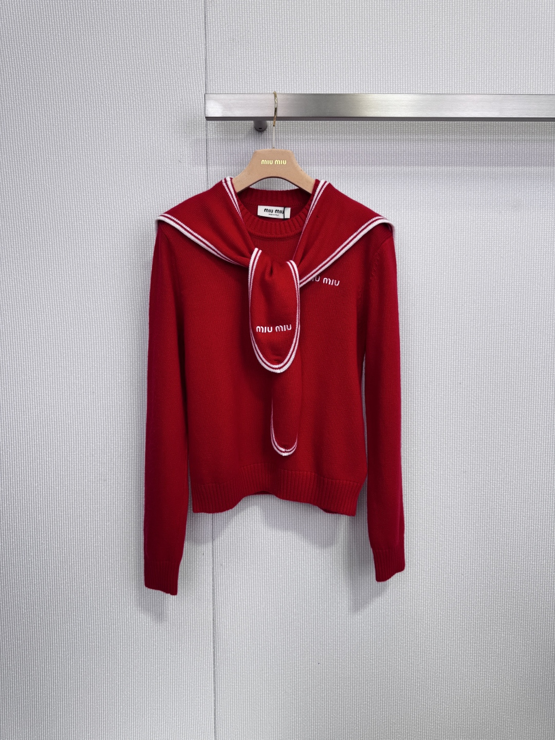 NO:651313,Winter sweetheart Miu Miu's iconic bow-embellished red sweater embodies a romantic girl's heart, layered with scarves of the same color to define high-end laziness, focusing on luxurious texture and exquisite details. This Miu  The Miu sweater suit fully displays the brand's iconic aesthetics. The red model becomes the focus with bold visual impact. The oversized bow decoration on the neckline is both sweet and dramatic. It is the finishing touch of the overall look. The white striped piping on the collar and cuffs injects a touch of retro sports style, perfectly balancing the softness of the bow. The dark navy blue model is more restrained and calm. The simple white 'Miu' on the left chest  Miu' brand logo, low-key to highlight the brand identity. Its loose and comfortable fit is ideal for creating an effortless fashion sense. The sweater is made of 70 wool and 30 cashmere.  The golden ratio blending means that the clothing not only has the stiffness and warmth of wool, but also incorporates the unique extreme softness and light touch of cashmere, bringing you a warm and skin-friendly luxury wearing experience. It is thoughtfully matched with a knitted scarf of the same color and decorated with brand logo piping on the edge. You can combine the sweater with the scarf  The scarf can be worn as a set to create a harmonious and unified sense of luxury; it can also be separated and mixed with other items in your wardrobe to unlock a variety of style possibilities. Size SML, miumiu, versace, sweaters, gold, alexander  wang19860909冬日甜心 Miu Miu 标志性蝴蝶结饰红色毛衣,演绎浪漫少女心,叠搭同色围巾,定义高级慵懒,聚焦奢华质感与精致细节,这款Miu Miu毛衣套装将品牌的标志性美学尽数展现,红色款以大胆的视觉冲击力成为焦点,oversized的领口蝴蝶结装饰,兼具甜美与戏剧感,是整体造型的点睛之笔,领口与袖口的白色条纹滚边,注入一丝复古运动风情,完美平衡了蝴蝶结的柔美,深海军蓝色款则更显内敛沉稳,左胸处简约的白色“Miu Miu”品牌标识,低调地彰显品牌身份.其宽松舒适的版型,是打造毫不费力的时髦感的理想之选,毛衣采用 70羊毛与30山羊绒 的黄金比例混纺,这意味着衣物不仅拥有羊毛的挺括与保暖性,更融入了山羊绒独有的极致柔软与轻盈触感,为您带来温暖亲肤的奢华穿着体验,贴心搭配了同色针织围巾,边缘饰有品牌标识滚边.您可以将毛衣与围巾成套穿着,营造和谐统一的高级感；亦可拆分开来,分别与你衣橱中的其他单品进行混搭,解锁多种风格可能.码数SML,,miumiu,versace,sweaters,gold,alexander wang,Women's clothing