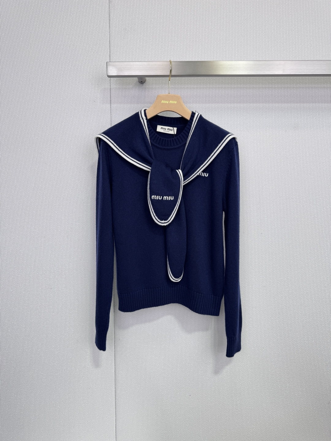 NO:651303,Winter sweetheart Miu Miu's iconic bow-embellished red sweater embodies a romantic girl's heart, layered with scarves of the same color to define high-end laziness, focusing on luxurious texture and exquisite details. This Miu  The Miu sweater suit fully displays the brand's iconic aesthetics. The red model becomes the focus with bold visual impact. The oversized bow decoration on the neckline is both sweet and dramatic. It is the finishing touch of the overall look. The white striped piping on the collar and cuffs injects a touch of retro sports style, perfectly balancing the softness of the bow. The dark navy blue model is more restrained and calm. The simple white 'Miu' on the left chest  Miu' brand logo, low-key to highlight the brand identity. Its loose and comfortable fit is ideal for creating an effortless fashion sense. The sweater is made of 70 wool and 30 cashmere.  The golden ratio blending means that the clothing not only has the stiffness and warmth of wool, but also incorporates the unique extreme softness and light touch of cashmere, bringing you a warm and skin-friendly luxury wearing experience. It is thoughtfully matched with a knitted scarf of the same color and decorated with brand logo piping on the edge. You can combine the sweater with the scarf  The scarf can be worn as a set to create a harmonious and unified sense of luxury; it can also be separated and mixed with other items in your wardrobe to unlock a variety of style possibilities. Size SML, miumiu, versace, sweaters, gold, alexander  wang19860909冬日甜心 Miu Miu 标志性蝴蝶结饰红色毛衣,演绎浪漫少女心,叠搭同色围巾,定义高级慵懒,聚焦奢华质感与精致细节,这款Miu Miu毛衣套装将品牌的标志性美学尽数展现,红色款以大胆的视觉冲击力成为焦点,oversized的领口蝴蝶结装饰,兼具甜美与戏剧感,是整体造型的点睛之笔,领口与袖口的白色条纹滚边,注入一丝复古运动风情,完美平衡了蝴蝶结的柔美,深海军蓝色款则更显内敛沉稳,左胸处简约的白色“Miu Miu”品牌标识,低调地彰显品牌身份.其宽松舒适的版型,是打造毫不费力的时髦感的理想之选,毛衣采用 70羊毛与30山羊绒 的黄金比例混纺,这意味着衣物不仅拥有羊毛的挺括与保暖性,更融入了山羊绒独有的极致柔软与轻盈触感,为您带来温暖亲肤的奢华穿着体验,贴心搭配了同色针织围巾,边缘饰有品牌标识滚边.您可以将毛衣与围巾成套穿着,营造和谐统一的高级感；亦可拆分开来,分别与你衣橱中的其他单品进行混搭,解锁多种风格可能.码数SML,,miumiu,versace,sweaters,gold,alexander wang,Women's clothing