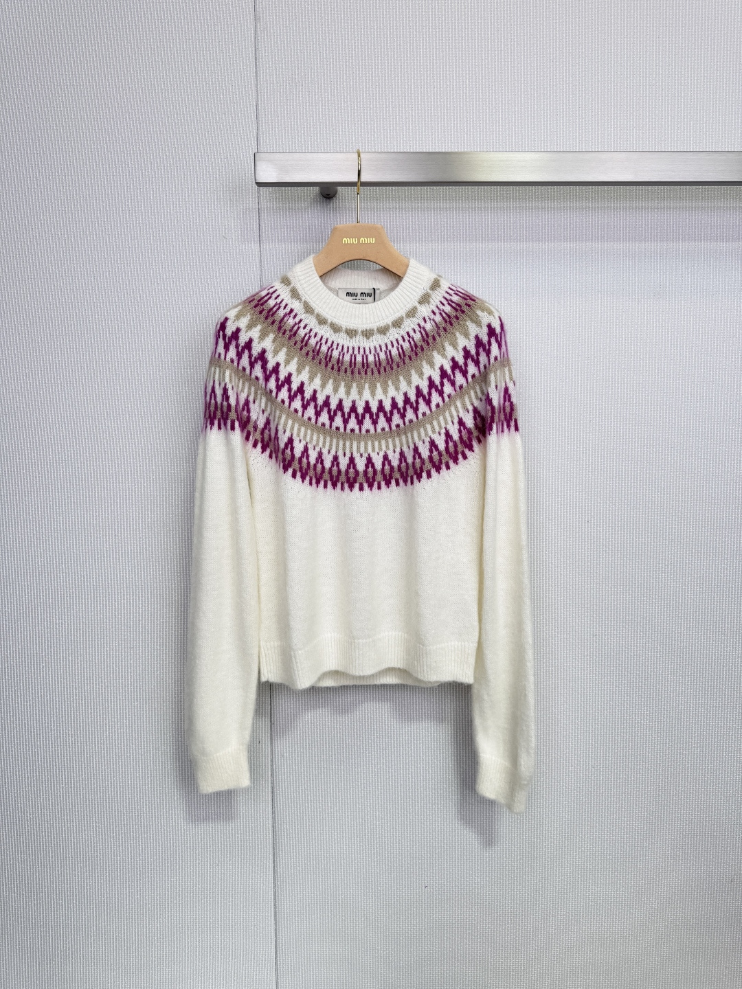 NO:651291,MiuMiu's Fair Isle jacquard sweater, with its unique retro pattern and lazy silhouette, easily interprets winter romance. The sweater is made of pure white and is embellished with classic Fair Isle jacquard patterns on the collar, shoulders and chest. Purple and beige geometric figures are intertwined to create a harmonious look.  To create a harmonious and artistic visual charm, the sweater is made of a golden ratio blended fabric of 70% wool and 30% cashmere, which not only ensures the ultimate softness and skin-friendly experience, but also brings unparalleled warmth. Every inch of the fabric reveals a low-key luxury quality.  The feeling brings you the warmest care in the cold season. The loose fit and naturally drooping curved hem give the wearer unrestrained comfort. The long-sleeved design is simple and neat, and the overall silhouette is relaxed and relaxed. It is perfectly suitable for a variety of daily wear scenarios, whether it is  Paired with a skirt or casual trousers, it can highlight its effortless high-end fashion sense. It doesn't care about your body shape and can be easily worn with a casual style. Size SML, miumiu, skirts, sweaters, gold, alexander  wang19860909MiuMiu的费尔岛提花毛衣,以其独特的复古纹样与慵懒版型,轻松演绎冬日浪漫,毛衣以纯净白色为底,于领口、肩部及胸前缀以经典费尔岛提花图案,紫色与米色几何图形交织,营造出和谐而富有艺术感的视觉魅力,毛衣采用70羊毛与30山羊绒的黄金比例混纺面料,不仅确保了极致的柔软与亲肤体验,更带来了无可比拟的保暖性,每一寸织物都透露着低调的奢华质感,为您在寒冷季节中带来温暖如初的呵护,宽松的版型与自然垂坠的弧形下摆,赋予穿着者无拘无束的舒适感,长袖设计简约利落,整体轮廓松弛有度,完美适配多种日常穿搭场景,无论是搭配半身裙或休闲长裤,皆能凸显其不费力的高级时尚感,不挑身材,轻松穿出随性风格.码数SML,,miumiu,skirts,sweaters,gold,alexander wang,Women's clothing