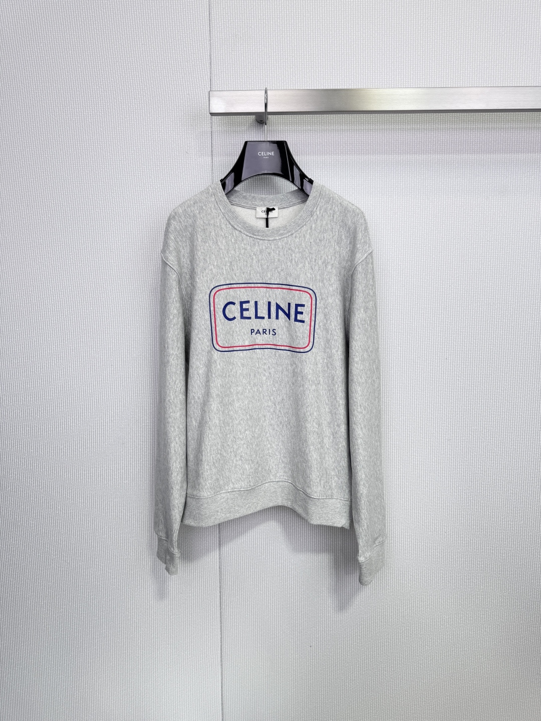 NO:651277,CELINE Arc de Triomphe printed sweatshirt, made of soft cotton polar fleece, floral gray, versatile, comfortable to wear. Blue Arc de Triomphe logo on the chest + red line embellishment, with black 'PARIS' words, full of design, loose version, easy to create a casual and fashionable relaxed and stylish outfit, super stylish for daily outings. Size SML,,celine,hoodie,sweatshirts,alexander wang19860909CELINE凯旋门印花卫衣,采用柔软棉质摇粒绒,花灰色百搭,穿着舒适.胸前蓝色凯旋门 logo+红色线条点缀,搭配黑色“PARIS”字样,设计感满满,宽松版型,轻松打造随性时髦的松弛,感穿搭,日常出街超有范儿计. 码数SML,,celine,hoodie,sweatshirts,alexander wang,Women's clothing