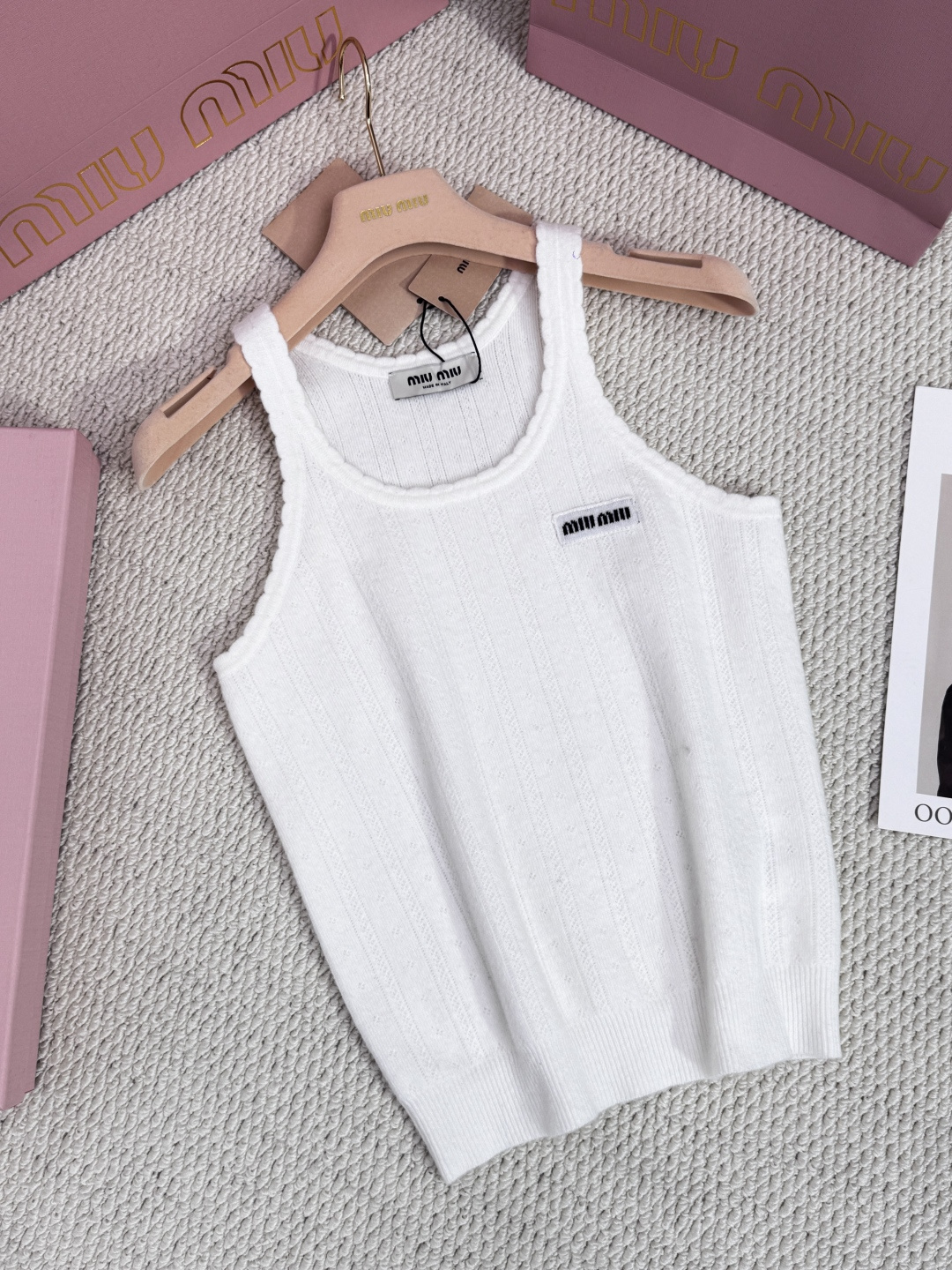 NO:651270,Miu Miu cashmere knitted vest is extraordinary in its simplicity. This knitted vest is woven from pure cashmere. With its inherent softness and warmth, it closely interprets the luxurious touch of 'soft gold'. The classic rib knitting process gives the vest elegant texture and good drape, creating a simple yet tense silhouette. Black Miu embellishments on the chest  The Miu brand logo is the finishing touch in the pure off-white tone. This vest is an ideal choice for winter layering. Whether worn with a simple shirt inside or a contoured jacket, it can easily enhance the texture and level of the overall look, showing a restrained and elegant modern temperament. Multi-functional layering items can easily create a layered winter look. Size,, miumiu, jackets & coats, shirts, gold, alexander wang19860909Miu Miu 山羊绒针织背心,于简约中见非凡,这款针织背心甄选纯质山羊绒织就,以其与生俱来的柔软与温暖,贴身诠释何为“软黄金”的奢华触感,经典的罗纹针织工艺,赋予背心优雅的肌理与良好的垂坠感,构筑出简约而不失张力的廓形,胸前点缀的黑色Miu Miu品牌标识,于纯净的米白色调中成为点睛之笔,这款背心是冬日叠穿的理想之选,无论是内搭简约衬衫,或外搭廓形外套,都能轻松提升整体造型的质感与层次,尽显内敛优雅的现代气质,多功能叠穿单品,轻松打造富有层次的冬日造型.码数,,miumiu,jackets & coats,shirts,gold,alexander wang,Women's clothing