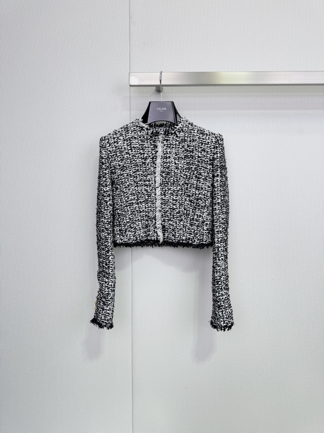 NO:651245,Balmain  Balmain's new tweed suit for autumn and winter 2025. This tweed suit is really amazing. It perfectly blends classic elegance and contemporary fashion. Whether it is daily commuting or an important date, it can make you the center of attention. The short stand-up collar design neatly shows your height and easily optimizes your body proportions. The black and white tweed fabric of the body is of high texture.  Grade, unique texture, the tassel details on the cuffs are the finishing touch, injecting a sense of casual and uninhibited agility into the overall look. The high-waisted A-line version is playful and slim, effectively modifying the waist and hip curves. The length is in the middle of the thigh, just right to show vitality. The fabric echoes the jacket, and the natural folds give the skirt rich layers. It can be worn in a full set.  Unified and harmonious, showing a sense of high-end, it is an excellent choice for attending slightly formal occasions or creating an exquisite ladylike style. A jacket can be paired with jeans and a dress; a skirt can be paired with a simple sweater or shirt. It can be worn in many ways, perfect for practicality. Size SML tops 1,, balmain, balmain, skirts, jeans, jackets & coats, shirts, alexander wang19860909Balmain 巴尔曼2025秋冬新款粗花呢套装,这套粗花呢套装真的太惊艳了,它完美融合了经典优雅与当代时髦感,无论是日常通勤还是重要约会,都能让你成为焦点,短款立领设计,利落显高,轻松优化身材比例.衣身的黑白粗花呢面料质感高级,纹理别致,袖口的流苏细节是点睛之笔,为整体造型注入一丝随性不羁的灵动感,高腰A字版型,俏皮又显瘦,有效修饰腰臀曲线,长度在大腿中部,恰到好处地展现活力,面料与外套呼应,自然的褶皱赋予了裙身丰富的层次,全套穿着 统一和谐,彰显高级感,是出席稍正式场合或打造精致名媛风的绝佳选择,单品搭配 外套可搭配牛仔裤、连衣裙；半裙可搭配简约针织衫或衬衫,一衣多穿,实用度满分.码数SML 上衣1,,balmain,balmain,skirts,jeans,jackets & coats,shirts,alexander wang,Women's clothing