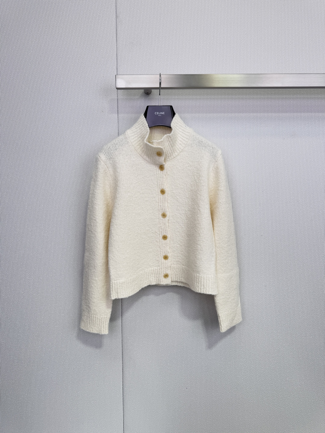 NO:651227,Yearlyplan brushed woolen cardigan, this brushed woolen cardigan is mainly in milky white color, using a high proportion of merino wool, which is soft and warm. The half-high collar + wooden button design is simple and retro, and has a great atmosphere for autumn and winter. The length is moderate, and it can be worn alone or as an outer layer, and can be easily used for commuting and leisure. The brushed process makes the surface more layered, and the texture is perfect. Size SML, alexander wang19860909Yearlyplan 拉毛工艺毛织开衫,这款拉毛工艺毛织开衫,主打奶白色,选用高比例美利奴羊毛,柔软又保暖.半高领+木质纽扣设计,简约复古,秋冬穿超有氛围感,衣长适中,单穿or外搭都OK,通勤休闲都能轻松驾驭.拉毛工艺让表面更有层次感,质感满分. 码数SML,,alexander wang,Women's clothing