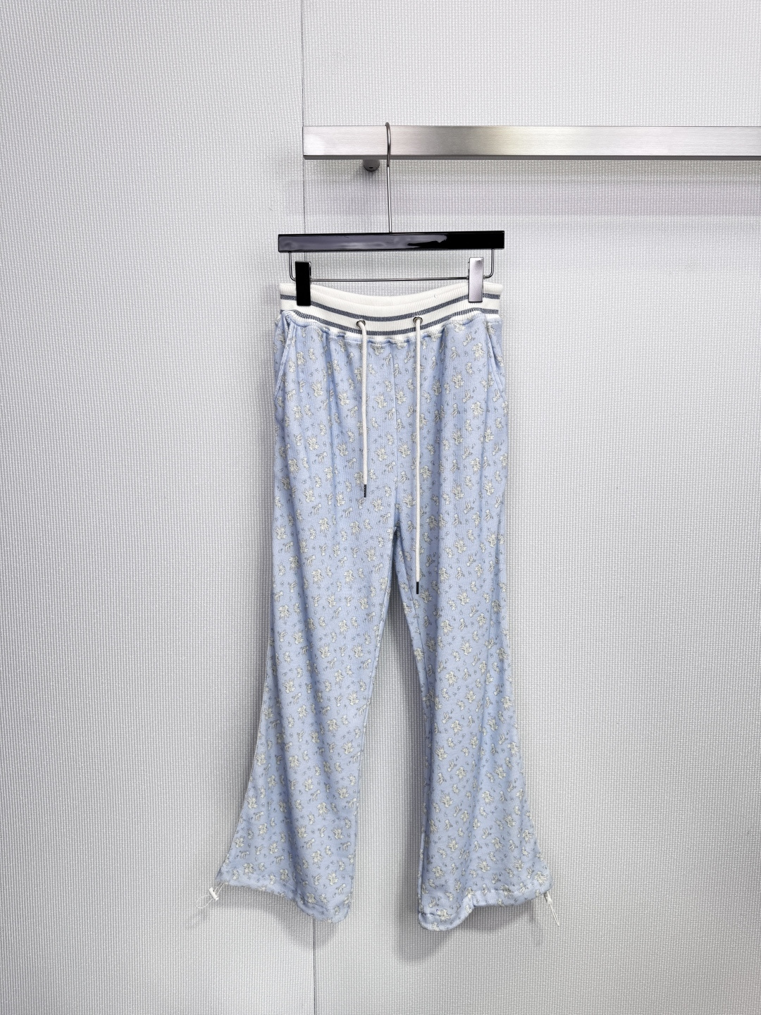 NO:651290,Minjiena rabbit print suit Korean niche brand rabbit print suit, baby blue + all-over printed rabbit, very girly! The hooded sweatshirt has a zipper design, the pants have drawstrings and lace edges, and the details are perfect. The fabric is soft and skin-friendly, has good drape, and the loose version is not flattering on the figure. It is super comfortable to wear in early autumn. This set is the same style of Lin Nayeon. It is very popular in the Korean circle and is suitable for daily casual sports! Size F pants, hoodie, sweatshirts, hats, alexander wang19860909Minjiena兔子印花套装 韩国小众品牌兔子印花套装,奶呼呼 baby蓝+满印兔子,少女感爆棚!连帽卫衣拉链设计,裤子有抽绳和蕾丝边,细节满分.面料柔软亲肤,垂感好,宽松版型不挑身材,早秋穿超舒服,这套还是林娜琏同款,韩圈超火日常休闲运动都很适合! 码数F 裤,,hoodie,sweatshirts,hats,alexander wang,Women's clothing