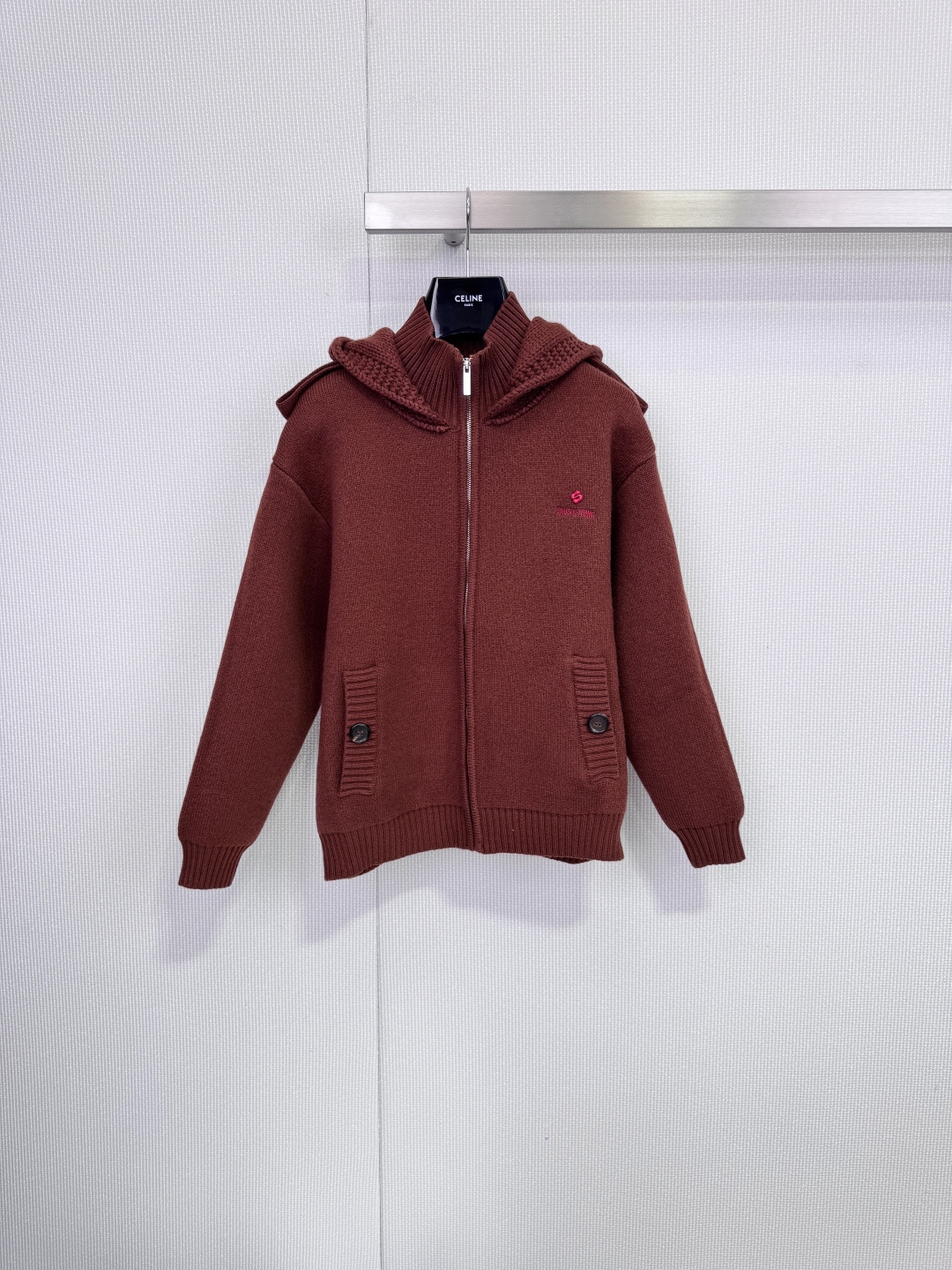 NO:651268,SHUSHU/TONG 2025 new autumn and winter double-layered collar knitted jacket, zipper design is very easy to put on and take off, warm and fashionable! Double-layered collar + hood, full of layering, super recognizable brand embroidery on the chest, high-quality knitted fabric, soft and comfortable, a must-have for autumn and winter. Loose fit, it is OK to wear with jeans or casual pants, and can be easily used for daily travel and leisure occasions. Size SML, jeans, jackets & coats, hats, alexander  wang19860909SHUSHU/TONG 2025秋冬新款双层领针织外套,拉链设计超方便穿脱,保暖又时髦!双层领+连帽,层次感满满,胸前品牌刺绣超有辨识度计,高品质针织面料,柔软舒适,秋冬穿搭必备.宽松版型,搭牛仔裤或休闲裤都很OK,日常出行、休闲场合都能轻松驾驭. 码数SML,,jeans,jackets & coats,hats,alexander wang,Women's clothing