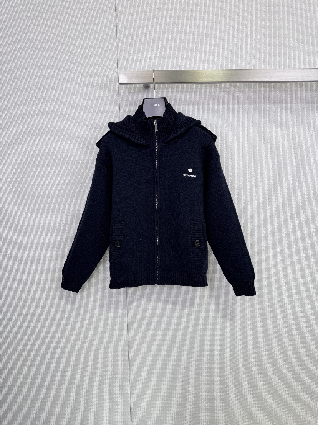 NO:651253,SHUSHU/TONG 2025 new autumn and winter double-layered collar knitted jacket, zipper design is very easy to put on and take off, warm and fashionable! Double-layered collar + hood, full of layering, super recognizable brand embroidery on the chest, high-quality knitted fabric, soft and comfortable, a must-have for autumn and winter. Loose fit, it is OK to wear with jeans or casual pants, and can be easily used for daily travel and leisure occasions. Size SML, jeans, jackets & coats, hats, alexander  wang19860909SHUSHU/TONG 2025秋冬新款双层领针织外套,拉链设计超方便穿脱,保暖又时髦!双层领+连帽,层次感满满,胸前品牌刺绣超有辨识度计,高品质针织面料,柔软舒适,秋冬穿搭必备.宽松版型,搭牛仔裤或休闲裤都很OK,日常出行、休闲场合都能轻松驾驭. 码数SML,,jeans,jackets & coats,hats,alexander wang,Women's clothing