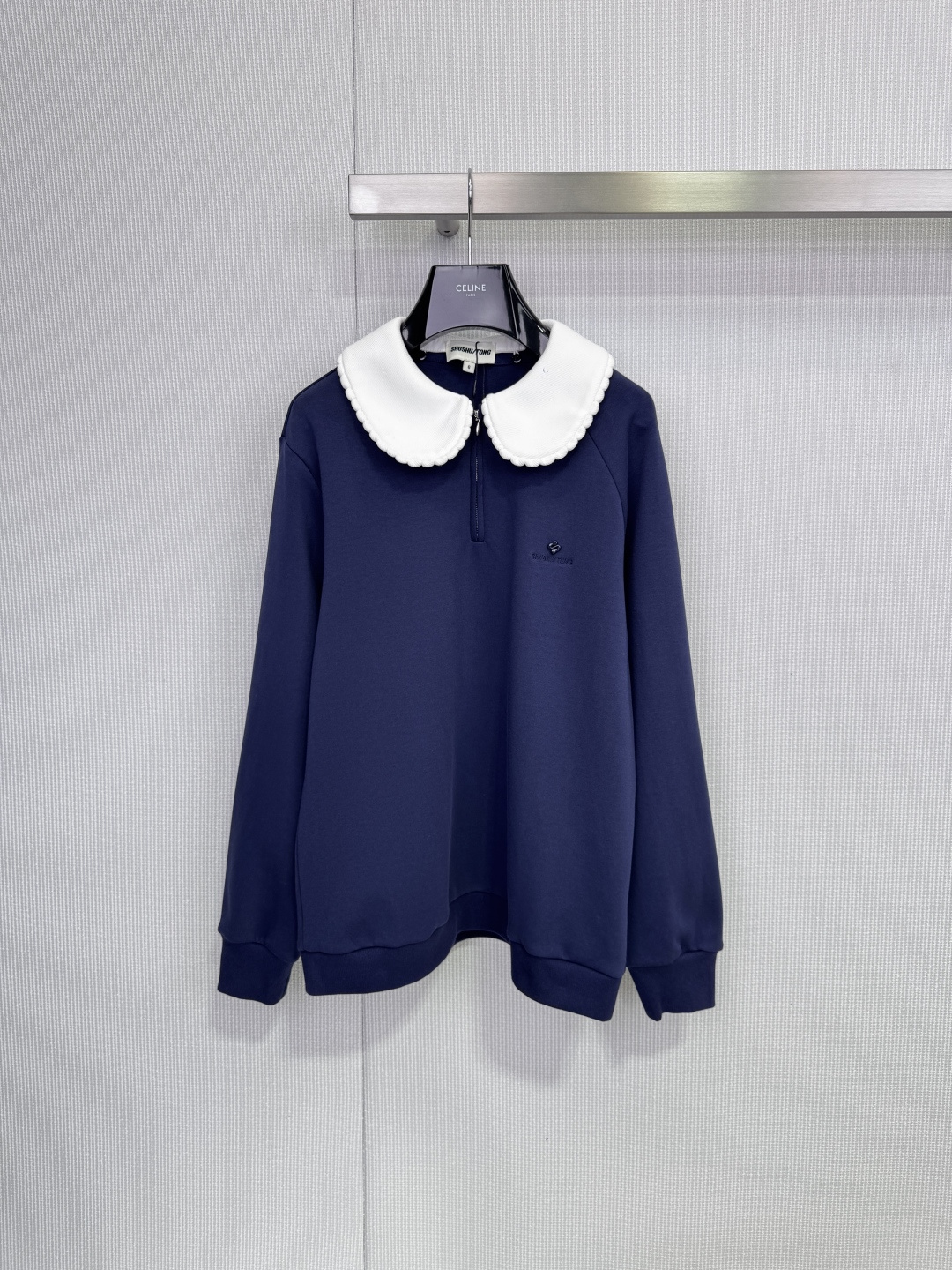 NO:651235,SHUSHU/TONG 2025 new autumn and winter baby collar sweatshirt, when French laziness meets girly sweetheart, this sweatshirt is a 'contrast embellishment' hidden in the closet!  When the casual sports style collides with the exquisite doll collar, the design tells you that laziness and sweetness are never single-choice questions. The doll collar design is a magic touch that can be worn multiple times. The ruffle collar piece can be removed at will, and you can easily switch between the 'soft and cute girl' and 'simple casual' modes. Light blue is fresh/dark brown is retro/dark blue is quiet. Each color is perfect for wearing  It can be worn with sharp tools, the half-zipper design does not damage the collar shape, the iconic logo embroidery on the left chest, and the metal zipper puller have exquisite engravings. For girls who love shushutong girly style, this sweatshirt can surprise you with its design ingenuity - after all, who would not love this single item that can be used for both lazy afternoons and exquisite afternoon tea?  Size SML,,hoodie,sweatshirts,alexander wang19860909SHUSHU/TONG 2025秋冬新款娃娃领卫衣,当法式慵懒遇见少女甜心,这件卫衣是藏在衣橱里的「反差点缀」！当休闲运动风与精致娃娃领碰撞,用设计告诉你慵懒与甜美从来不是单选题,娃娃领设计一衣多穿的神来之笔,荷叶边领片可随意拆卸,轻松在「软萌少女」与「简约休闲」模式间切换,浅蓝清新/深棕复古/深蓝静谧,每个颜色都是穿搭利器,半拉链设计不破坏领型,左胸标志性logo刺绣,金属拉链头刻字精致,钟爱shushutong式少女感的女孩,这件卫衣都能用它的设计巧思给你惊喜——毕竟,能同时拥有慵懒午后和精致下午茶的单品,谁会不爱呢？ 码数SML,,hoodie,sweatshirts,alexander wang,Women's clothing