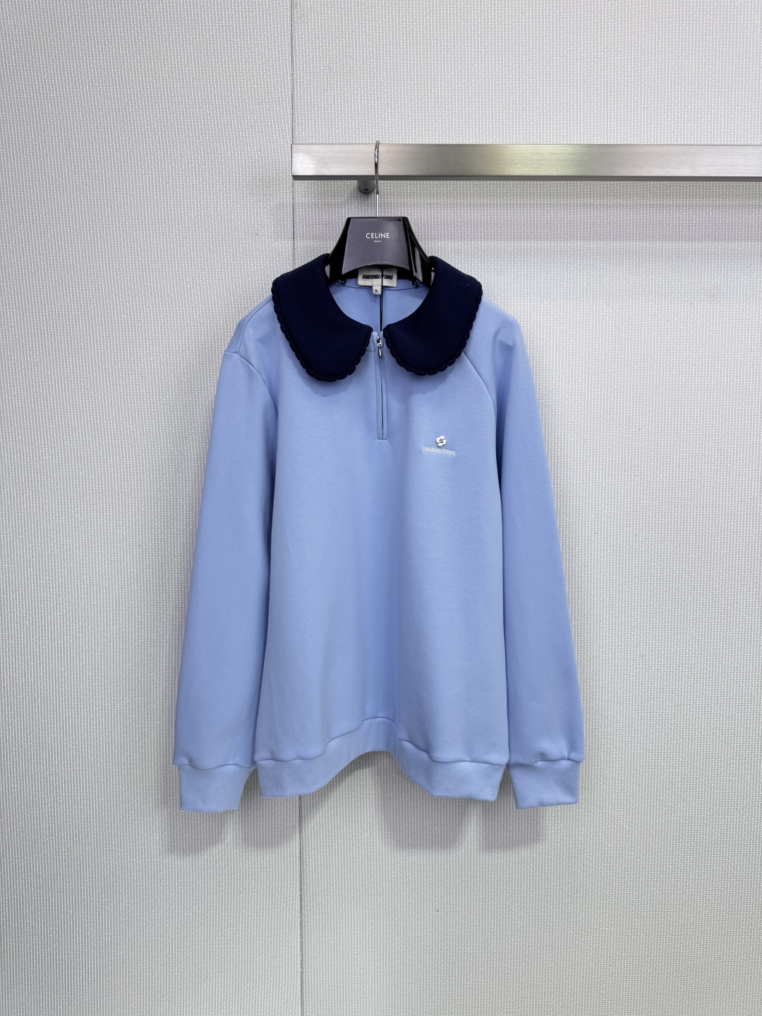 NO:651296,SHUSHU/TONG 2025 new autumn and winter baby collar sweatshirt, when French laziness meets girly sweetheart, this sweatshirt is a 'contrast embellishment' hidden in the closet!  When the casual sports style collides with the exquisite doll collar, the design tells you that laziness and sweetness are never single-choice questions. The doll collar design is a magic touch that can be worn multiple times. The ruffle collar piece can be removed at will, and you can easily switch between the 'soft and cute girl' and 'simple casual' modes. Light blue is fresh/dark brown is retro/dark blue is quiet. Each color is perfect for wearing  It can be worn with sharp tools, the half-zipper design does not damage the collar shape, the iconic logo embroidery on the left chest, and the metal zipper puller have exquisite engravings. For girls who love shushutong girly style, this sweatshirt can surprise you with its design ingenuity - after all, who would not love this single item that can be used for both lazy afternoons and exquisite afternoon tea?  Size SML,,hoodie,sweatshirts,alexander wang19860909SHUSHU/TONG 2025秋冬新款娃娃领卫衣,当法式慵懒遇见少女甜心,这件卫衣是藏在衣橱里的「反差点缀」！当休闲运动风与精致娃娃领碰撞,用设计告诉你慵懒与甜美从来不是单选题,娃娃领设计一衣多穿的神来之笔,荷叶边领片可随意拆卸,轻松在「软萌少女」与「简约休闲」模式间切换,浅蓝清新/深棕复古/深蓝静谧,每个颜色都是穿搭利器,半拉链设计不破坏领型,左胸标志性logo刺绣,金属拉链头刻字精致,钟爱shushutong式少女感的女孩,这件卫衣都能用它的设计巧思给你惊喜——毕竟,能同时拥有慵懒午后和精致下午茶的单品,谁会不爱呢？ 码数SML,,hoodie,sweatshirts,alexander wang,Women's clothing