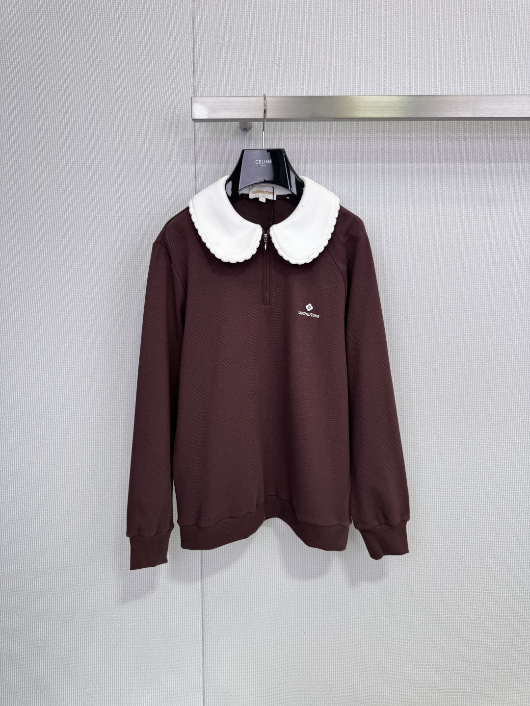 NO:651282,SHUSHU/TONG 2025 new autumn and winter baby collar sweatshirt, when French laziness meets girly sweetheart, this sweatshirt is a 'contrast embellishment' hidden in the closet!  When the casual sports style collides with the exquisite doll collar, the design tells you that laziness and sweetness are never single-choice questions. The doll collar design is a magic touch that can be worn multiple times. The ruffle collar piece can be removed at will, and you can easily switch between the 'soft and cute girl' and 'simple casual' modes. Light blue is fresh/dark brown is retro/dark blue is quiet. Each color is perfect for wearing  It can be worn with sharp tools, the half-zipper design does not damage the collar shape, the iconic logo embroidery on the left chest, and the metal zipper puller have exquisite engravings. For girls who love shushutong girly style, this sweatshirt can surprise you with its design ingenuity - after all, who would not love this single item that can be used for both lazy afternoons and exquisite afternoon tea?  Size SML,,hoodie,sweatshirts,alexander wang19860909SHUSHU/TONG 2025秋冬新款娃娃领卫衣,当法式慵懒遇见少女甜心,这件卫衣是藏在衣橱里的「反差点缀」！当休闲运动风与精致娃娃领碰撞,用设计告诉你慵懒与甜美从来不是单选题,娃娃领设计一衣多穿的神来之笔,荷叶边领片可随意拆卸,轻松在「软萌少女」与「简约休闲」模式间切换,浅蓝清新/深棕复古/深蓝静谧,每个颜色都是穿搭利器,半拉链设计不破坏领型,左胸标志性logo刺绣,金属拉链头刻字精致,钟爱shushutong式少女感的女孩,这件卫衣都能用它的设计巧思给你惊喜——毕竟,能同时拥有慵懒午后和精致下午茶的单品,谁会不爱呢？ 码数SML,,hoodie,sweatshirts,alexander wang,Women's clothing