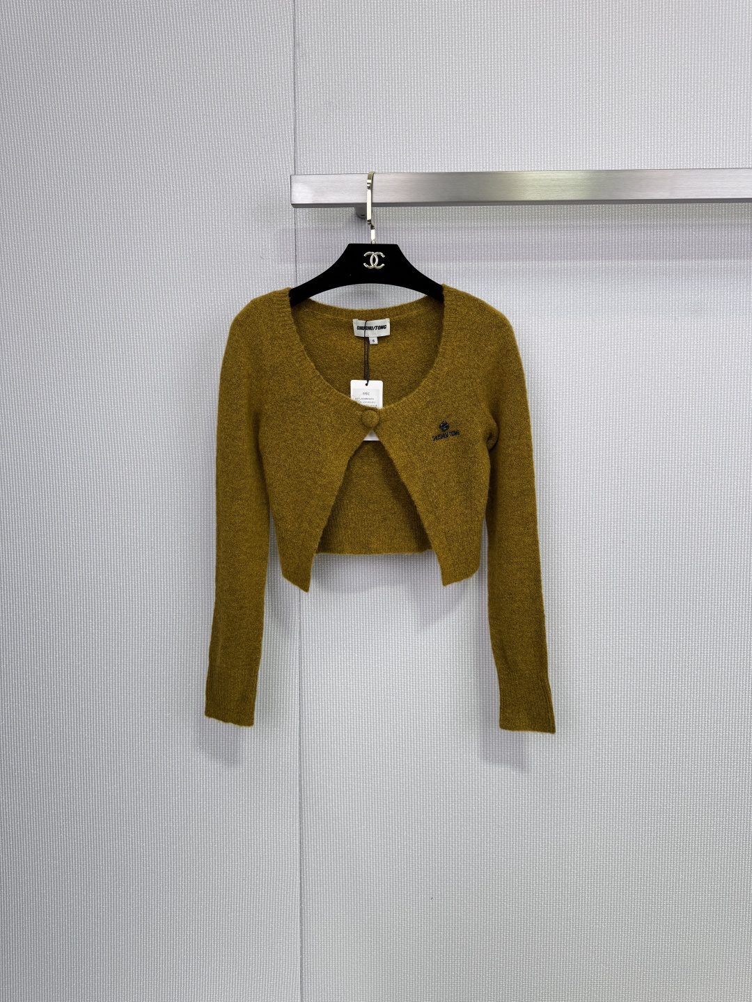 NO:652649,SHUSHUTONG 25AW new autumn and winter knitted cardigan, soft fabric is super skin-friendly, short round neck + one button design, simple and versatile! Brand embroidery on the left chest, perfect details, fresh and soft tones, paired with light-colored inner wear or skirt, you can easily get a sweet and girly look ~ Suitable for daily commuting and leisure, warm and fashionable, a must-have item for autumn and winter! Size SML, skirts, alexander wang19860909SHUSHUTONG 25AW秋冬新款针织开衫,柔软面料超亲肤,短款圆领+一粒扣设计,简约又百搭!左胸品牌刺绣,细节满分,色调清新柔和,搭配浅色内搭或裙子,轻松get甜美少女感~日常通勤、休闲都很适合,保暖又时髦,秋冬必入单品!码数SML,,skirts,alexander wang,Women's clothing