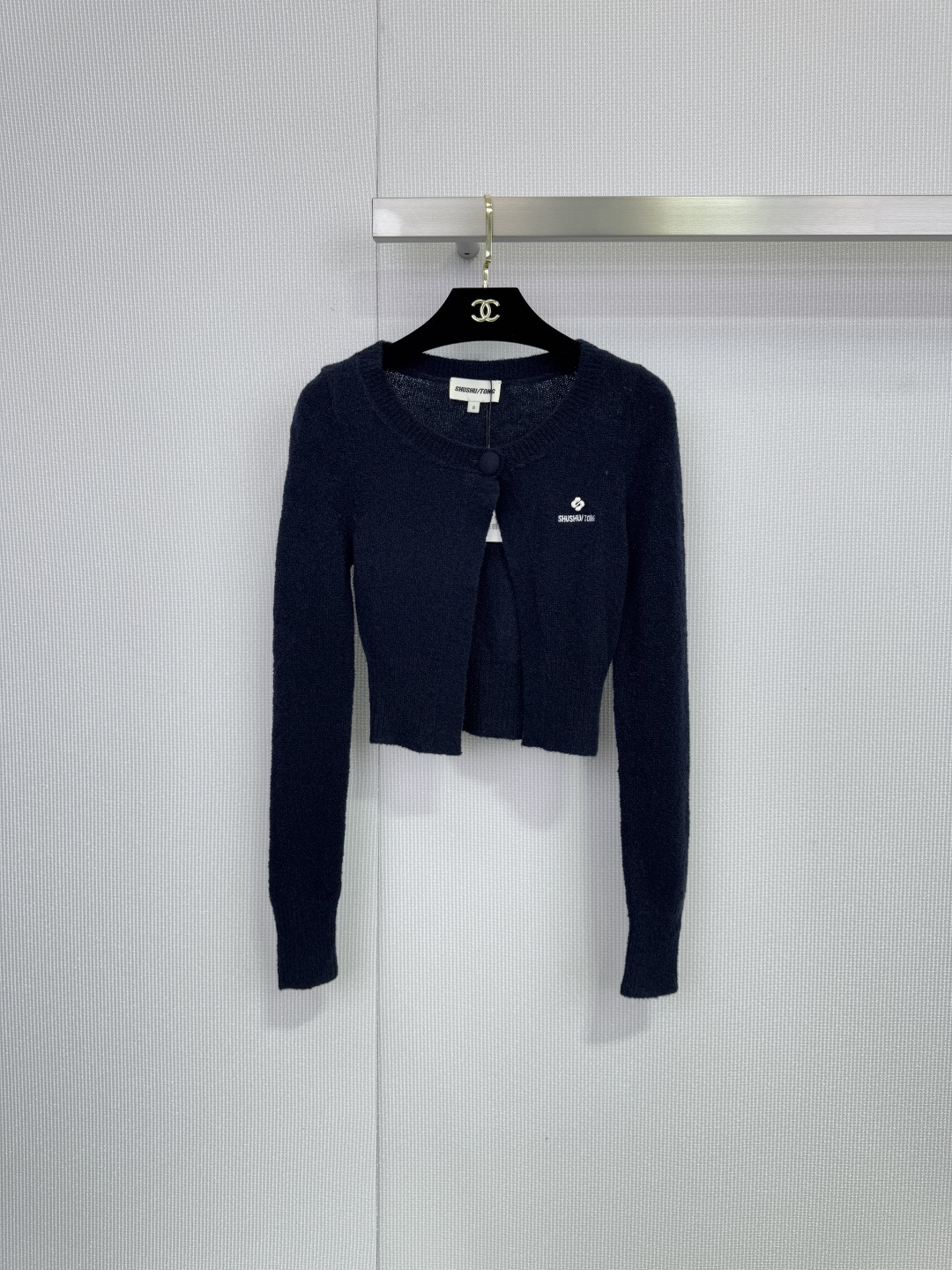 NO:652634,SHUSHUTONG 25AW new autumn and winter knitted cardigan, soft fabric is super skin-friendly, short round neck + one button design, simple and versatile! Brand embroidery on the left chest, perfect details, fresh and soft tones, paired with light-colored inner wear or skirt, you can easily get a sweet and girly look ~ Suitable for daily commuting and leisure, warm and fashionable, a must-have item for autumn and winter! Size SML, skirts, alexander wang19860909SHUSHUTONG 25AW秋冬新款针织开衫,柔软面料超亲肤,短款圆领+一粒扣设计,简约又百搭!左胸品牌刺绣,细节满分,色调清新柔和,搭配浅色内搭或裙子,轻松get甜美少女感~日常通勤、休闲都很适合,保暖又时髦,秋冬必入单品!码数SML,,skirts,alexander wang,Women's clothing