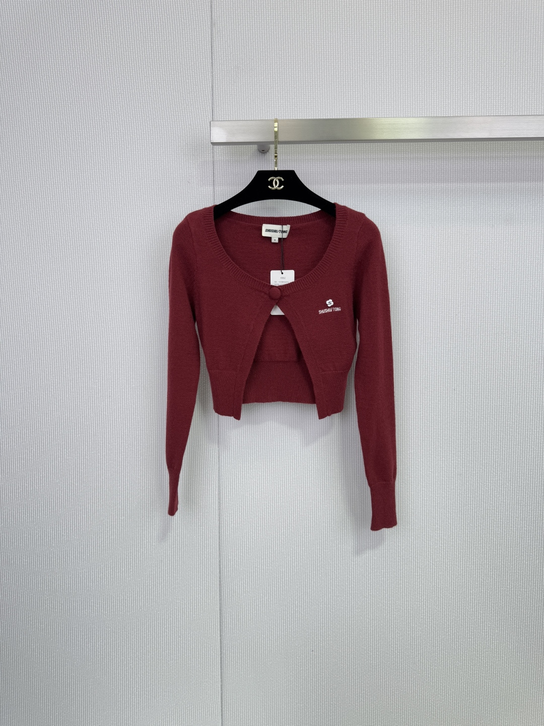 NO:652617,SHUSHUTONG 25AW new autumn and winter knitted cardigan, soft fabric is super skin-friendly, short round neck + one button design, simple and versatile! Brand embroidery on the left chest, perfect details, fresh and soft tones, paired with light-colored inner wear or skirt, you can easily get a sweet and girly look ~ Suitable for daily commuting and leisure, warm and fashionable, a must-have item for autumn and winter! Size SML, skirts, alexander wang19860909SHUSHUTONG 25AW秋冬新款针织开衫,柔软面料超亲肤,短款圆领+一粒扣设计,简约又百搭!左胸品牌刺绣,细节满分,色调清新柔和,搭配浅色内搭或裙子,轻松get甜美少女感~日常通勤、休闲都很适合,保暖又时髦,秋冬必入单品!码数SML,,skirts,alexander wang,Women's clothing