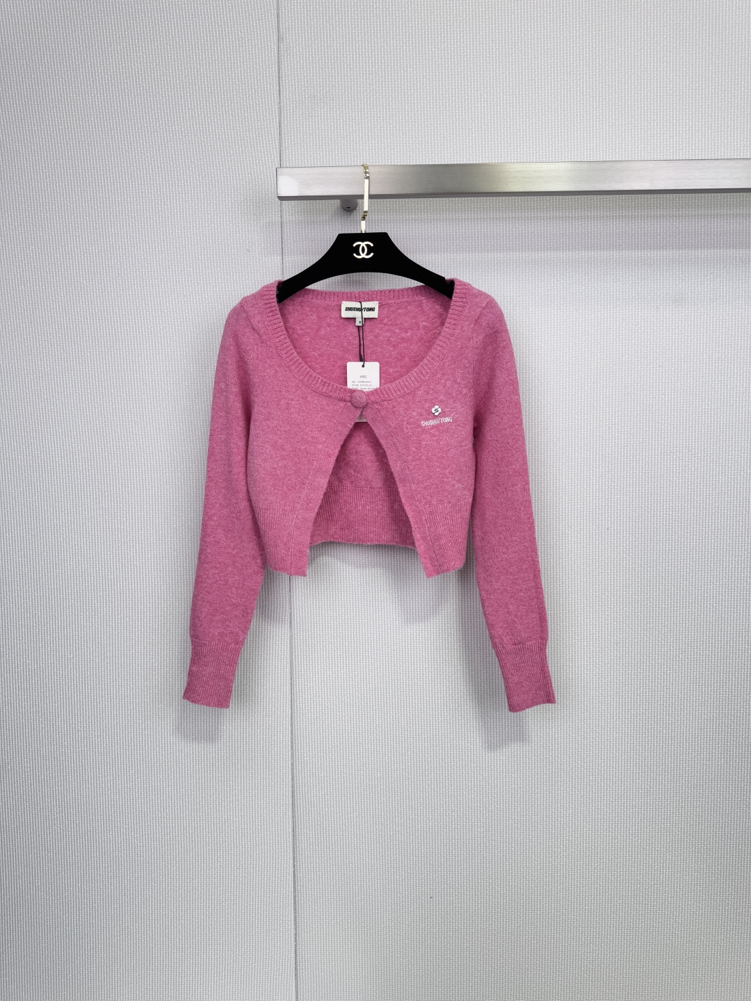 NO:652599,SHUSHUTONG 25AW new autumn and winter knitted cardigan, soft fabric is super skin-friendly, short round neck + one button design, simple and versatile! Brand embroidery on the left chest, perfect details, fresh and soft tones, paired with light-colored inner wear or skirt, you can easily get a sweet and girly look ~ Suitable for daily commuting and leisure, warm and fashionable, a must-have item for autumn and winter! Size SML, skirts, alexander wang19860909SHUSHUTONG 25AW秋冬新款针织开衫,柔软面料超亲肤,短款圆领+一粒扣设计,简约又百搭!左胸品牌刺绣,细节满分,色调清新柔和,搭配浅色内搭或裙子,轻松get甜美少女感~日常通勤、休闲都很适合,保暖又时髦,秋冬必入单品!码数SML,,skirts,alexander wang,Women's clothing