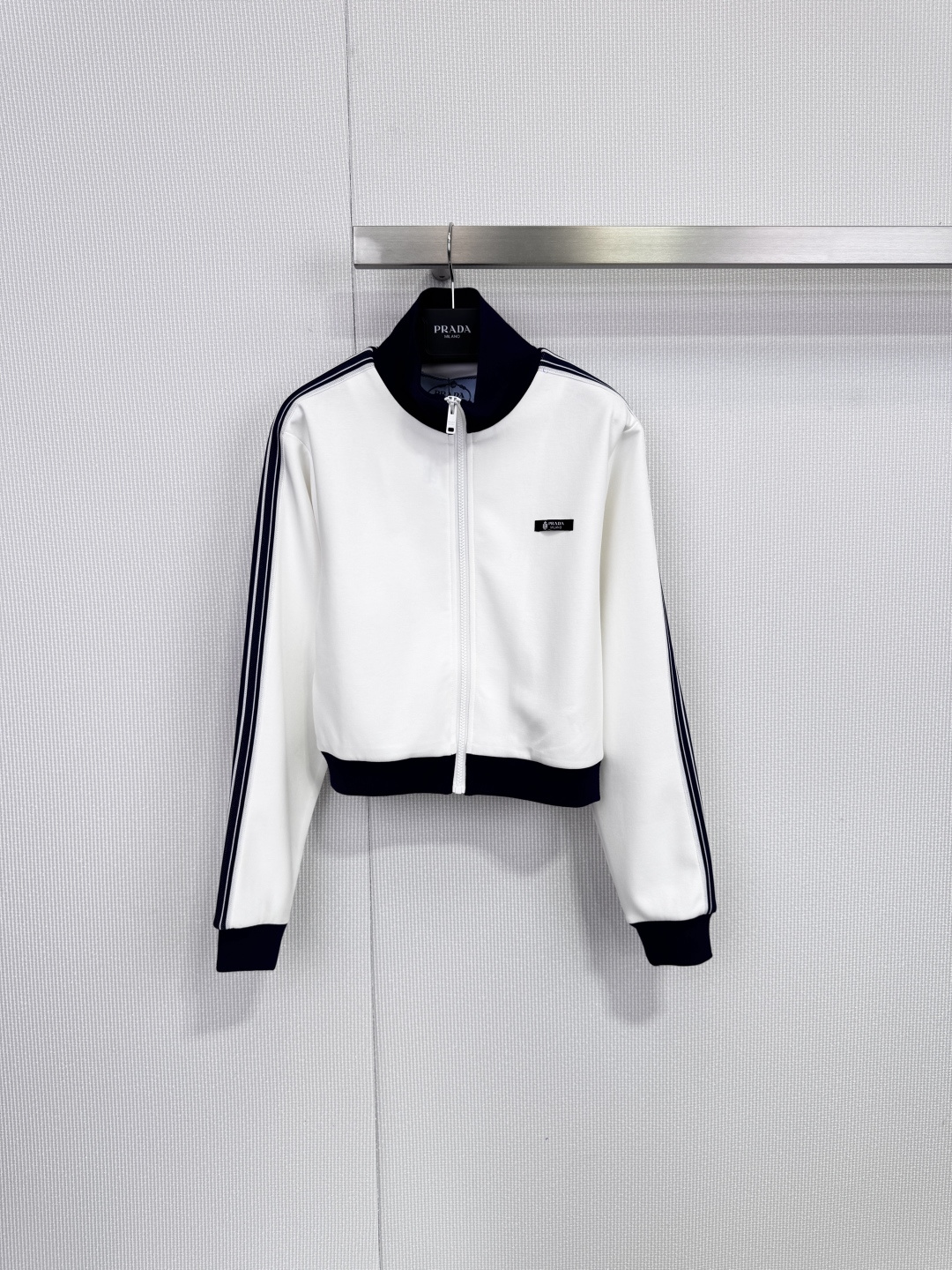 NO:652540,Prada's white short sports coat is made of high-quality knitted fabric, soft and comfortable, and the black contrasting color design is super layered! Stand-up collar + zipper closure, ribbed cuffs and hem, warm and slimming. The logo on the chest low-key highlights the brand identity, simple and fashionable, suitable for daily leisure or sports. The short cut modifies the body proportions, paired with high-waisted pants or short skirts, it is easy to create a neat look! Size SML, prada, skirts, jackets & coats, alexander wang19860909Prada这款白色短款运动外套,采用高品质针织面料,柔软舒适,黑色撞色设计超有层次感!立领+拉链开合,袖口和下摆罗纹收口,保暖又修身计.胸前Logo低调彰显品牌身份,简约时尚,日常休闲或运动都很适合.短款剪裁修饰身材比例,搭配高腰裤或者短裙,轻松打造利落造型! 码数SML,,prada,skirts,jackets & coats,alexander wang,Women's clothing