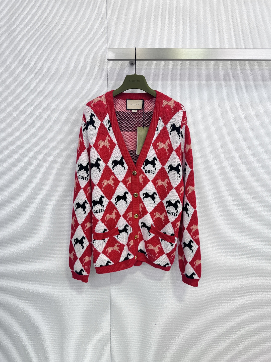 NO:652650,Gucci pony jacquard  The V-neck knitted cardigan uses the classic red, white, and black rhombus plaid to create a highly recognizable visual style. Each rhombus unit is decorated with a delicate black horse silhouette and repeated 'GUCCI' brand logo, and every detail is revealed.  Showing the brand's genes, the red and white rhombus plaid contrasts sharply, and is matched with brand element patterns, which is retro and fashionable. It adopts a V-neck design, which can well modify the neck line. The cuffs and hem are ribbed to ensure that the shape is stiff and not easy to deform, and the fabric is beautiful.  The delicate knitted texture is visually soft and elastic. The fabric composition is a golden ratio of 70% wool and 30% cashmere. It not only ensures the structure of the clothing, but also incorporates the ultimate softness and warmth of cashmere. It is suitable for autumn and winter wear. It can be worn with basic items to create a daily casual retro look, or it can be used in slightly more formal occasions to inject a touch of effortless fashion and luxury into the overall look. Size SML, gucci, gold, alexander  wang19860909Gucci小马提花 V领针织开衫,以经典的红、白、黑三色菱形格纹,构建出极具辨识度的视觉风格.每个菱形单元内,均饰有精致的黑色马匹剪影与重复的“GUCCI”品牌标识,细节中尽显品牌基因,红白菱形格纹对比鲜明,搭配品牌元素图案,复古而时髦,采用V领设计,能很好地修饰颈部线条,袖口与下摆采用罗纹收边,确保版型挺括不易变形,面料呈现细腻的针织肌理,视觉上柔软且富有弹性,面料成分为70羊毛与30羊绒的黄金配比,在保证衣物结构的同时,融入了羊绒的极致柔软与保暖性,适合秋冬季节穿着,既可内搭基础款打造日常休闲的复古Look,也能在稍正式的场合中,为整体造型注入一丝毫不费力的时髦与奢华感.码数SML,,gucci,gold,alexander wang,Women's clothing