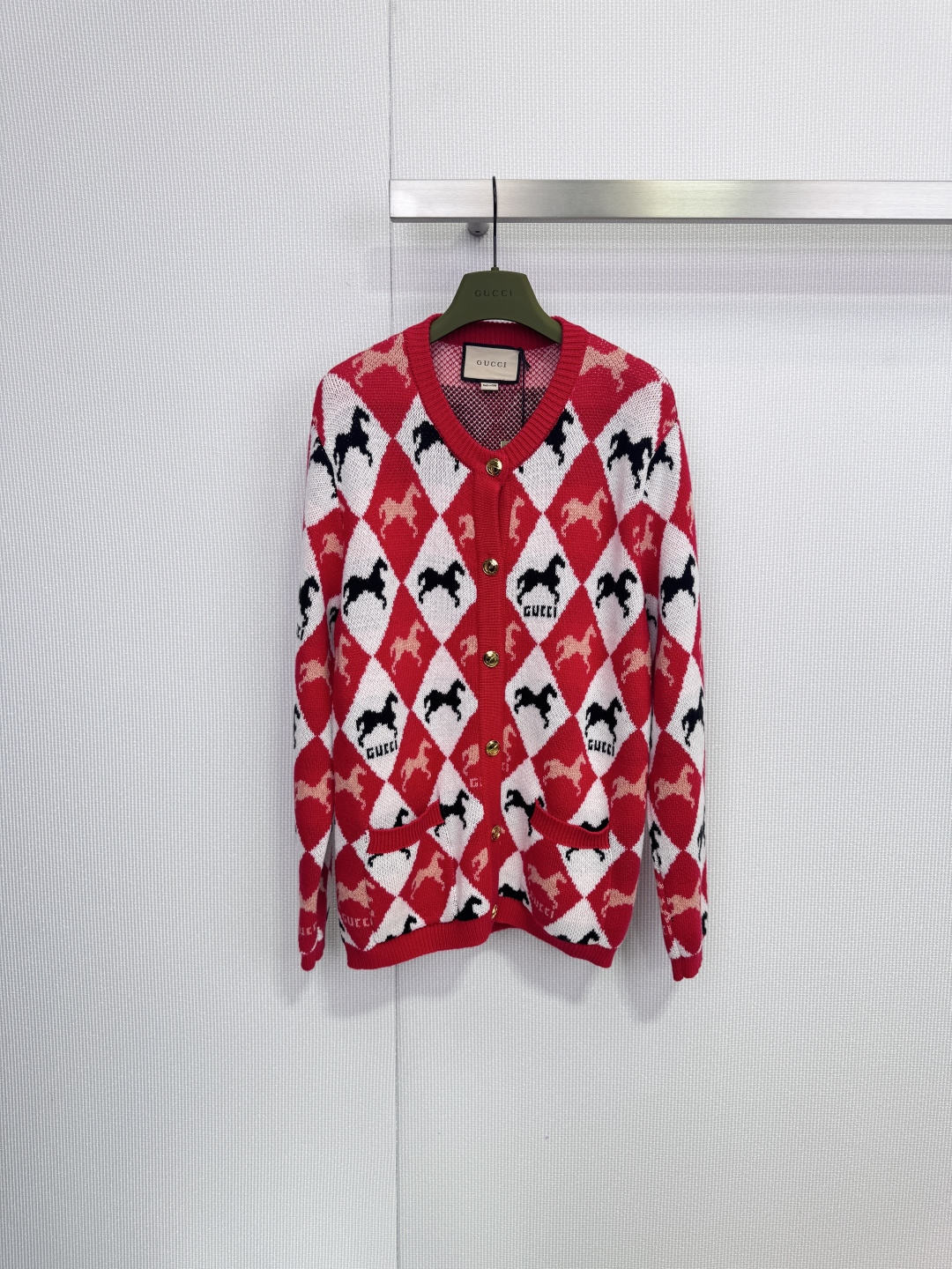 NO:652633,The Gucci pony jacquard round-neck knitted cardigan uses the classic red, white and black rhombus plaid to create a highly recognizable visual style. Each rhombus unit is decorated with a delicate black horse silhouette and repeated 'GUCCI' branding  The logo and details show the brand genes. The red and white rhombus plaid is in sharp contrast. It is matched with the brand element pattern. It is retro and fashionable. It adopts a V-neck design, which can well modify the neck line. The cuffs and hem are ribbed to ensure that the style is stiff and not easy to deform.  , the fabric has a delicate knitted texture, which is visually soft and elastic. The fabric composition is a golden ratio of 70% wool and 30% cashmere. It not only ensures the structure of the clothing, but also incorporates the ultimate softness and warmth of cashmere. It is suitable for autumn and winter wear. It can be worn with basic items to create a daily casual retro look, or it can be used in slightly more formal occasions to inject a touch of effortless fashion and luxury into the overall look. Size SML,, gucci, gold, alexander  wang19860909Gucci小马提花圆领针织开衫,以经典的红、白、黑三色菱形格纹,构建出极具辨识度的视觉风格.每个菱形单元内,均饰有精致的黑色马匹剪影与重复的“GUCCI”品牌标识,细节中尽显品牌基因,红白菱形格纹对比鲜明,搭配品牌元素图案,复古而时髦,采用V领设计,能很好地修饰颈部线条,袖口与下摆采用罗纹收边,确保版型挺括不易变形,面料呈现细腻的针织肌理,视觉上柔软且富有弹性,面料成分为70羊毛与30羊绒的黄金配比,在保证衣物结构的同时,融入了羊绒的极致柔软与保暖性,适合秋冬季节穿着,既可内搭基础款打造日常休闲的复古Look,也能在稍正式的场合中,为整体造型注入一丝毫不费力的时髦与奢华感.码数SML,,gucci,gold,alexander wang,Women's clothing