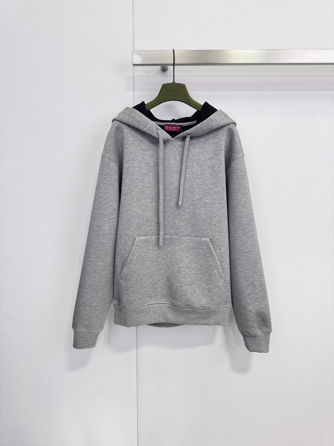 NO:652616,Gucci gray space cotton hooded sweatshirt, a simple and comfortable gray hooded sweatshirt, made of soft space cotton material, taking into account both texture and warmth. The design is low-key and classic, with the Gucci brand logo on the chest, highlighting its extraordinary status. The loose hooded style is versatile for daily use. It is equipped with large-capacity pockets on the front of the clothes, which is convenient and practical. The hood is black inside, which cleverly contrasts with the light gray outside, adding a level of detail. The fabric is 95 viscose fiber, 5  Made of spandex, it brings a soft and skin-friendly wearing experience and moderate elasticity. This sweatshirt perfectly combines the brand's iconic design with daily comfort, making it an ideal choice for creating a casual and fashionable look. Size SML, gucci, hoodie, sweatshirts, hats, alexander wang19860909Gucci 灰色太空棉连帽卫衣,一款简约舒适的灰色连帽卫衣,采用柔软的太空棉材质制成,兼顾质感与保暖性.设计低调经典,胸前饰有Gucci品牌标志,彰显不凡身份,宽松连帽款式,日常百搭,衣服正面配有大容量口袋,方便实用,连帽内里为黑色,与外部浅灰色形成巧妙对比,增添细节层次,面料95 粘胶纤维,5 氨纶,带来柔软亲肤的穿着体验与适度弹性,这款卫衣将品牌标志性设计与日常舒适性完美结合,是打造休闲时尚造型的理想之选.码数SML,,gucci,hoodie,sweatshirts,hats,alexander wang,Women's clothing