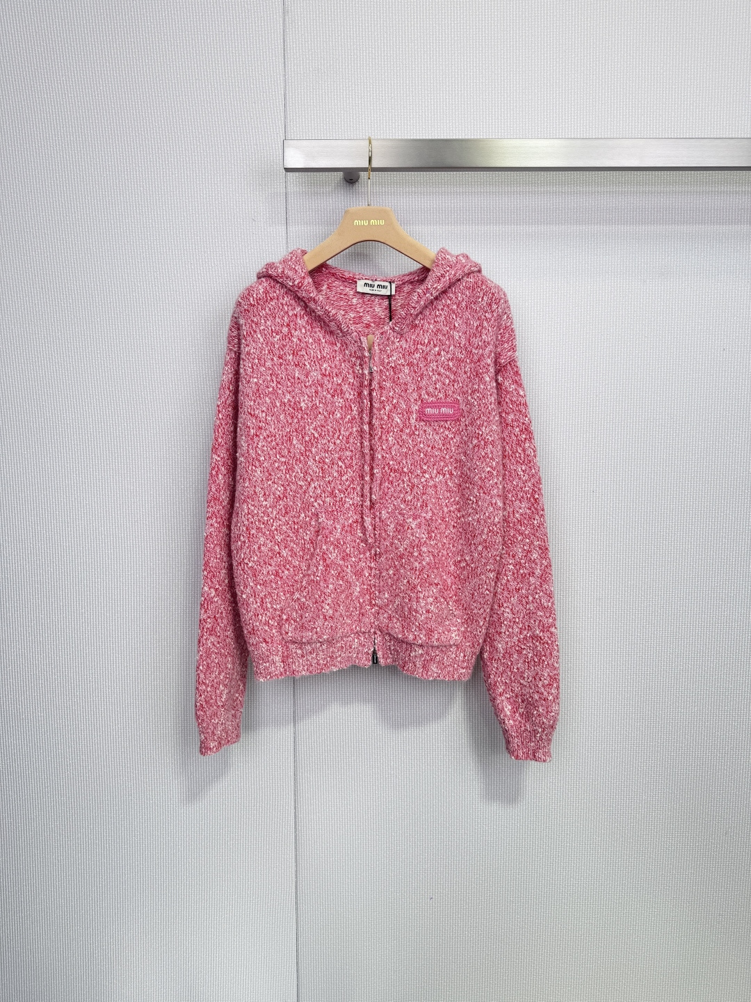 NO:654852,Miu Miu hooded knitted cardigan, combining retro college style and sweet coolness, this Miu  The Miu hooded knitted cardigan uses classic thick knit texture and neat tailoring to create a lazy and refined daily look. It is not only a warm companion to resist the slight cold, but also a fashion statement that highlights your unique personality. It adopts a loose and comfortable hooded style, taking into account casual sexiness and tolerance. It is easy to match and has a busty look.  There is a classic green cotton brand logo on the front, which highlights the brand's charm in a low-key manner. The practical front pocket design provides warmth and a place for your hands. It is available in two iconic colors of yellow-green mixed yarn and beetroot powder. The yellow-green color is rich in layering and vitality, while the pink version is gentle and eye-catching, both of which perfectly interpret Miu  Miu's unique aesthetics. The main body is made of wool, which brings soft skin-friendly touch and excellent warmth. The tweed-like weaving texture adds rich texture. With its outstanding texture, comfort and design, this cardigan can easily brighten up daily wear. It is the finishing touch to create a fashionable casual or retro literary style. Size SML,, miumiu, hats, alexander wang19860909Miu Miu 连帽针织开衫,融合复古学院风与甜美酷感,这款Miu Miu连帽针织开衫以经典的粗棒针纹理与利落剪裁,打造出慵懒而精致的日常造型,它不仅是抵御微寒的温暖伴侣,更是彰显独特个性的时尚宣言,采用宽松舒适的连帽款式,兼顾随性感与包容度,易于搭配,胸前饰有经典的绿色棉质品牌标识,低调彰显品牌魅力.实用的前插袋设计,为双手提供暖意与安放之处,提供黄绿混纱与甜菜根粉两款标志性色调.黄绿色调富有层次与生机,粉色款则温柔亮眼,均完美诠释Miu Miu的独特美学,主体采用羊毛制成,带来柔软亲肤的触感与出色的保暖性,粗花呢般的编织纹理更增添了丰富的质感,这款开衫以其出众的质感、舒适度与设计感,轻松点亮日常穿搭,是打造时髦休闲或复古文艺风格的点睛之选. 码数SML,,miumiu,hats,alexander wang,Women's clothing