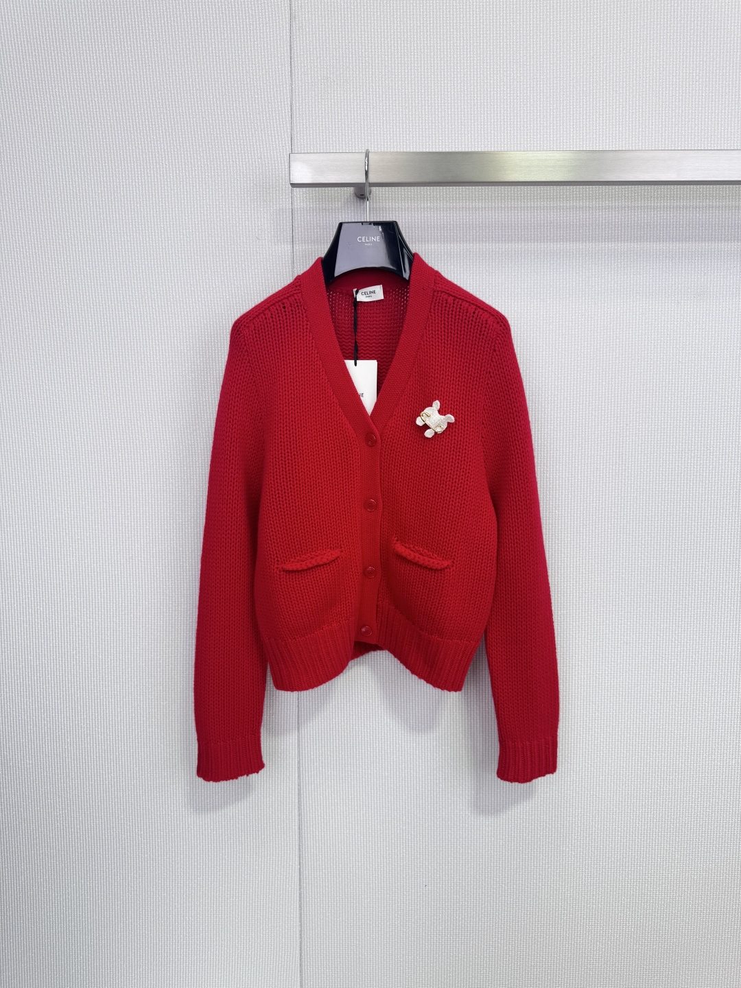 NO:652656,CELINE cashmere knitted cardigan, this off-white cashmere knitted cardigan, feels super soft and skin-friendly, and is super comfortable to wear in autumn and winter. The V-neck and single-breasted design is simple and versatile. The red logo pin on the chest is very recognizable. The two pockets are practical and enhance the sense of hierarchy. The cuffs and hem are ribbed, and the warmth is perfect. It can be easily used for daily commuting or leisure, and looks great with skirts and trousers. Size SML,,celine,skirts,alexander  wang19860909CELINE 羊绒针织开衫,这款米白色羊绒针织开衫,触感超柔软亲肤,秋冬穿超舒服,V领加单排扣设计,简约又百搭,胸前红色Logo别针超有辨识度,两个口袋,实用又提升层次感,袖口和下摆罗纹收口,保暖力满分,日常通勤或休闲都能轻松驾驭,搭裙装裤装都很出彩. 码数SML,,celine,skirts,alexander wang,Women's clothing