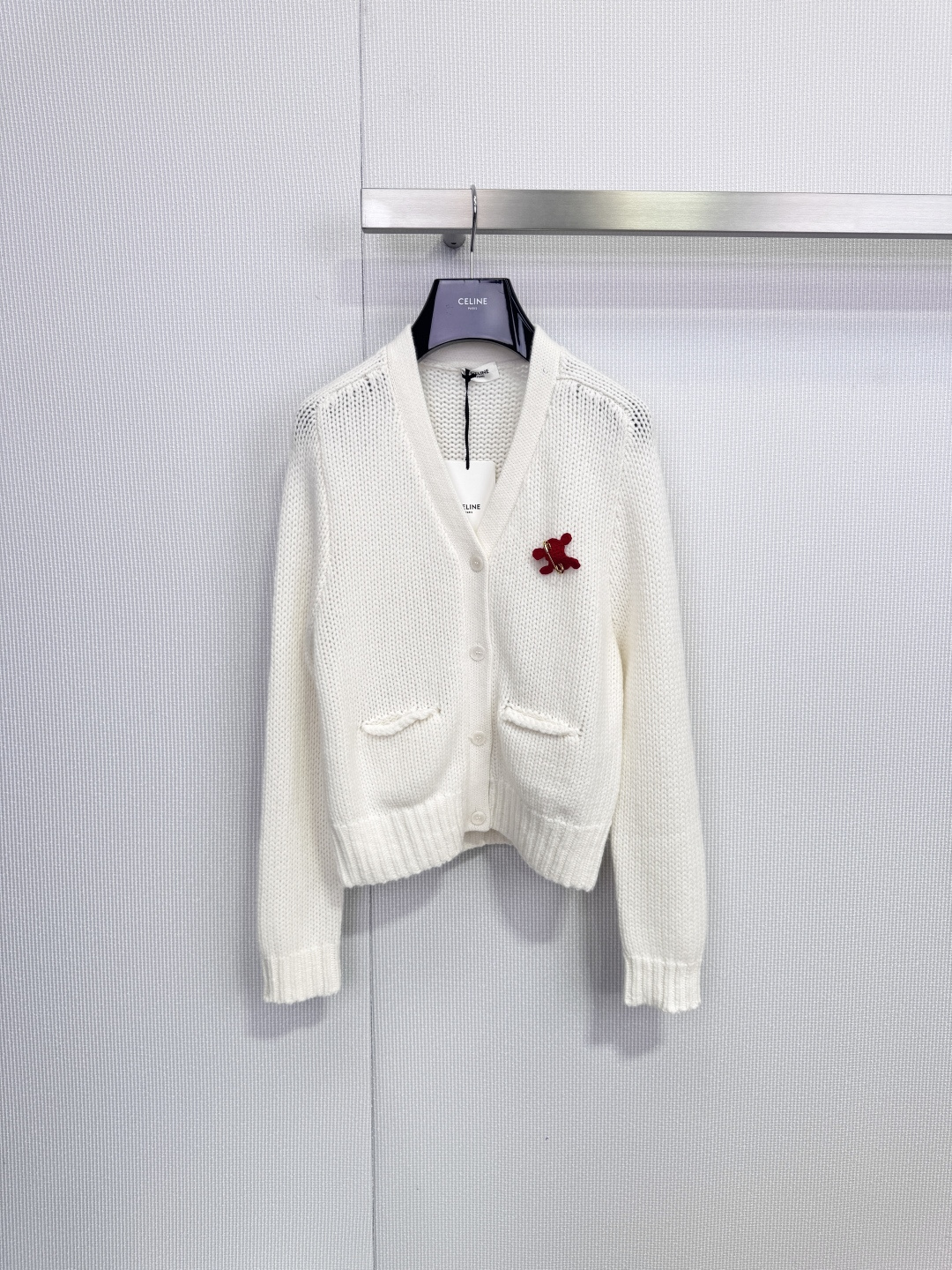 NO:652640,CELINE cashmere knitted cardigan, this off-white cashmere knitted cardigan, feels super soft and skin-friendly, and is super comfortable to wear in autumn and winter. The V-neck and single-breasted design is simple and versatile. The red logo pin on the chest is very recognizable. The two pockets are practical and enhance the sense of hierarchy. The cuffs and hem are ribbed, and the warmth is perfect. It can be easily used for daily commuting or leisure, and looks great with skirts and trousers. Size SML,,celine,skirts,alexander  wang19860909CELINE 羊绒针织开衫,这款米白色羊绒针织开衫,触感超柔软亲肤,秋冬穿超舒服,V领加单排扣设计,简约又百搭,胸前红色Logo别针超有辨识度,两个口袋,实用又提升层次感,袖口和下摆罗纹收口,保暖力满分,日常通勤或休闲都能轻松驾驭,搭裙装裤装都很出彩. 码数SML,,celine,skirts,alexander wang,Women's clothing