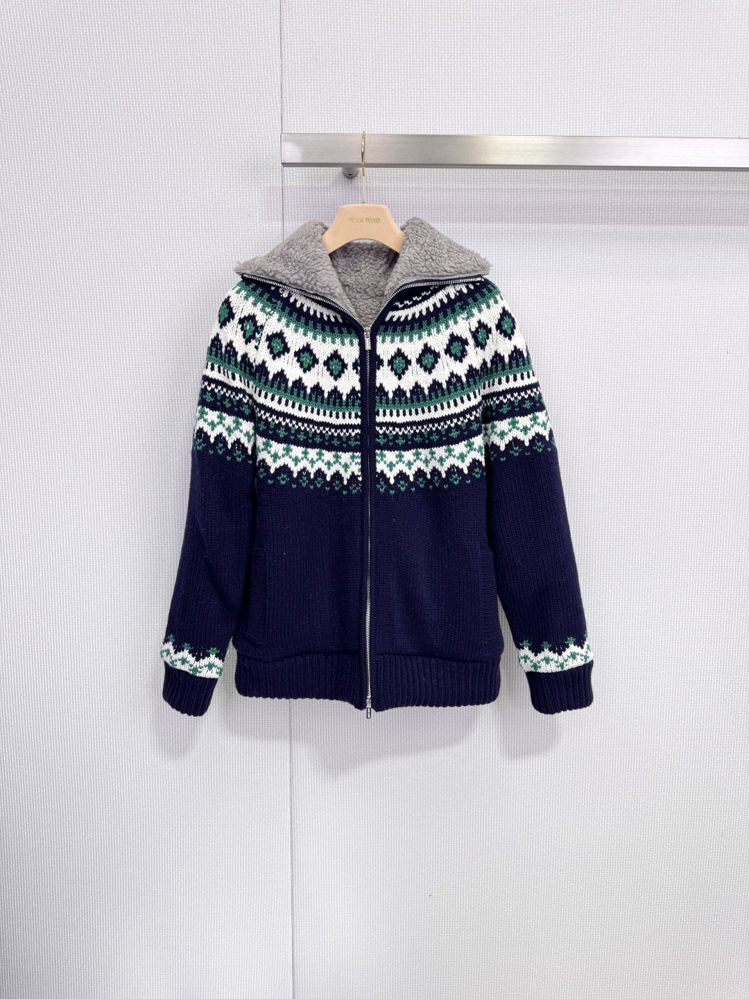 NO:652624,MiuMiu Fair Isle style knitted cardigan, classic, retro, warm and elegant. This knitted cardigan is based on dark blue. The body is decorated with exquisite Fair Isle style patterns. White and green geometric lines and rhombus patterns are intertwined, creating a strong sense of retro fashion. The loose fit design, with zipper closure, is comfortable and casual to wear. , the inside of the collar is made of gray plush material, which adds a warm and soft touch, suitable for daily matching in autumn and winter. The cardigan is made of high-quality natural materials, with the main body being sheep wool, ensuring a delicate and skin-friendly experience. The lining of the body is made of a blend of 67 recycled nylon and 33 sheep wool, which embodies the concept of environmental protection and sustainability. It also improves the durability and warmth of the clothes. The details show the ingenuity, from the multi-language ingredient description on the label to the fine knitting technology, all reflecting the MiuMiu brand's pursuit of quality. The Fair Isle style originated in Scotland and is famous for its brightly colored patterns. This cardigan combines tradition with modernity, and can be worn alone Wear it to show a casual and lazy style, or wear it with a shirt or dress to create a layered look. Whether it is a daily trip, weekend party, or a warm choice for autumn and winter travel, it can become the finishing touch in the wardrobe. Size SML, miumiu, skirts, shirts, alexander wang19860909MiuMiu费尔岛风针织开衫,经典复古温暖优雅,这件针织开衫以深蓝色为基调,衣身饰有精致的费尔岛风格图案,白色与绿色的几何线条和菱形花纹交织,营造出浓郁的复古时尚感,宽松版型设计,搭配拉链开合,穿着舒适随性,领口内侧采用灰色毛绒材质,增添了一抹温暖柔软的触感,适合秋冬季节的日常搭配,开衫选用高品质天然材质,主体为绵羊毛,保证了细腻亲肤的体验,衣身衬里则采用67再生锦纶与33绵羊毛混纺,体现了环保与可持续理念,同时提升了衣物的耐用性和保暖性.细节处彰显匠心,从标签上的多国语言成分说明,到精细的针织工艺,无不体现MiuMiu品牌对品质的追求,费尔岛风格起源于苏格兰,以色彩鲜明的图案著称,这款开衫将传统与现代结合,既能单穿展现休闲慵懒风,也可内搭衬衫或连衣裙,打造层次感造型.无论是日常出行、周末聚会,还是秋冬旅行的保暖之选,它都能成为衣柜中的点睛之笔.码数SML,,miumiu,skirts,shirts,alexander wang,Women's clothing