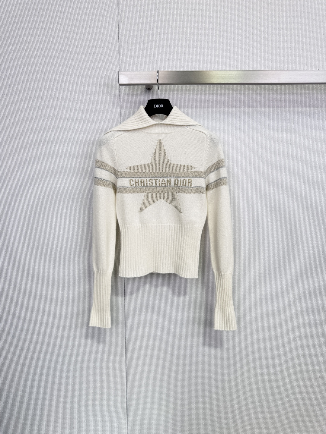 NO:652606,Dior ski series premium cashmere sweater, warm winter stars, a luxury pet within reach, with a dazzling logo under a minimalist silhouette. This sweater is presented in pure white, outlining the most elegant silhouette in winter. Its core design highlight is the eye-catching gray five-pointed star pattern on the chest, with 'CHRISTIAN' branded in the center of the star.  DIOR' logo, with exquisite stripes extending from both sides, like the constellations guiding the direction in the night sky. The classic high collar echoes the ribbed cuffs and hem, creating an impeccable three-dimensional version and exquisite details in simplicity. The top-grade fiber gives the touch of the clouds, and the sense of luxury comes from the extreme use of materials.  To pursue. The label reveals its inner extraordinary body. It is blended with a golden ratio of 73% sheep wool and 27% cashmere. The addition of cashmere brings unparalleled softness, smoothness and temperature locking properties. When worn next to the skin, it feels like being wrapped by warm clouds. And the special glitter decorative thread (65% viscose fiber,  35 polyester film fiber), interweaves a delicate and looming luster into the fabric, catching the light as you move, adding agility and high-end levels. It is a cornerstone item that can define the entire winter wardrobe, whether it is paired with trousers from the same series to create an all-white high-end feel, or worn with a coat.  , fur shows layers, and its unique star design can instantly enhance the recognition and sophistication of the overall look. From daily commuting to evening dates, it is both a warm shelter and an effortless style statement. Size SML, dior, gold, alexander  wang19860909Dior 滑雪系列高级羊绒针织衫,暖冬星辰,触手可及的奢宠,极简轮廓下的耀眼标识,这件针织衫以纯净的白色呈现,勾勒出冬日最优雅的轮廓,其核心设计亮点在于胸前醒目的灰色五角星图案,星芒中央烙印着“CHRISTIAN DIOR”标识,两侧延伸出精致的条纹,犹如夜空中指引方向的星座,经典的高领与罗纹袖口、下摆相呼应,在简约中构建出无可挑剔的立体版型与精致细节,顶级纤维赋予的云端触感,奢华感源于对材质的极致追求.标签揭示其内在的非凡主体采用73绵羊毛与27山羊绒的黄金比例混纺,山羊绒的加入,带来了无与伦比的轻柔、顺滑与锁温特性,贴肤穿着仿佛被温暖云朵包裹.而特别的闪光装饰线（65粘胶纤维,35聚酯薄膜纤维）,则在织物中交织出若隐若现的细腻光泽,在步履转动间捕捉光线,平添灵动与高级层次,它是一件足以定义整个冬季衣橱的基石单品,无论是搭配同系列裤装营造全白高级感,还是外搭大衣、皮草展现层次,其独特的星标设计都能瞬间提升整体造型的辨识度与精致度.从日常通勤到晚间约会,它既是温暖的庇护所,亦是毫不费力的风格宣言.码数SML,,dior,gold,alexander wang,Women's clothing