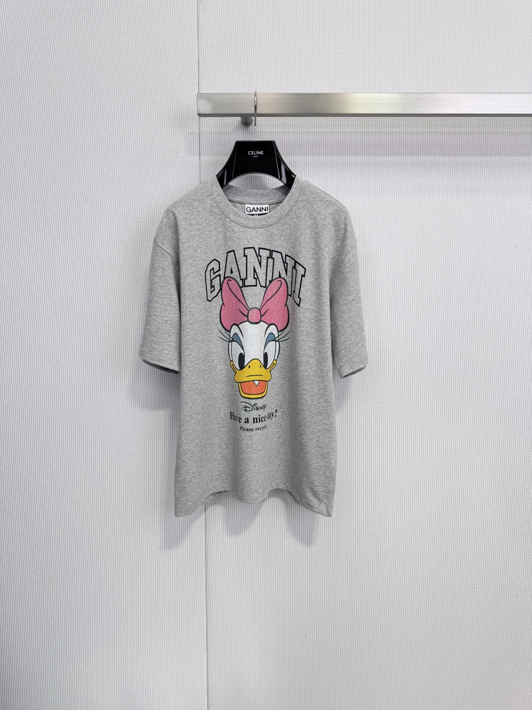 NO:652588,GANNI  day!' words, injecting a relaxed and pleasant daily atmosphere. The loose round neck style and dropped shoulder short sleeve design accommodate a variety of body shapes, taking into account leisure and comfort. Pure cotton texture cotton fabric is breathable and skin-friendly, suitable for daily wear in spring and summer. The white model is refreshing and simple, and the gray model is low-key and soft.  and, can be paired with denim bottoms, casual shorts or skirts to easily create a lazy and childlike look. Size SML, skirts, shorts, T-shirt, tees, t-shirt, alexander  wang19860909GANNI × Disney 联名系列短袖T恤,经典卡通活力融入日常穿搭,正面饰以迪士尼经典角色黛西鸭（Daisy Duck）卡通头像,搭配粉色蝴蝶结,生动俏皮,上方印有立体感“GANNI”品牌标识,彰显联名身份,趣味标语传递好心情,黛西鸭下方点缀“Disney Have a nice day!”字样,注入轻松愉悦的日常氛围,宽松圆领版型,落肩短袖设计,包容多种身形,兼顾休闲与舒适,纯棉质感棉面料,透气亲肤,适合春夏日常穿着,白色款清爽简约,灰色款低调柔和,可搭配牛仔下装、休闲短裤或半身裙,轻松打造慵懒又充满童趣的造型.码数SML,,skirts,shorts,T-shirt,tees，t-shirt,alexander wang,Women's clothing