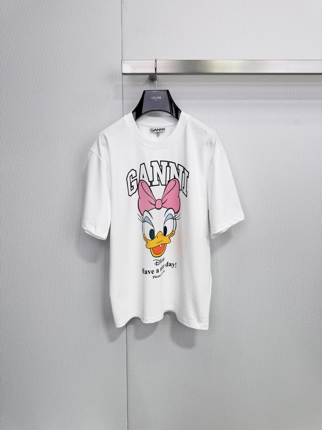 NO:652572,GANNI  day!' words, injecting a relaxed and pleasant daily atmosphere. The loose round neck style and dropped shoulder short sleeve design accommodate a variety of body shapes, taking into account leisure and comfort. Pure cotton texture cotton fabric is breathable and skin-friendly, suitable for daily wear in spring and summer. The white model is refreshing and simple, and the gray model is low-key and soft.  and, can be paired with denim bottoms, casual shorts or skirts to easily create a lazy and childlike look. Size SML, skirts, shorts, T-shirt, tees, t-shirt, alexander  wang19860909GANNI × Disney 联名系列短袖T恤,经典卡通活力融入日常穿搭,正面饰以迪士尼经典角色黛西鸭（Daisy Duck）卡通头像,搭配粉色蝴蝶结,生动俏皮,上方印有立体感“GANNI”品牌标识,彰显联名身份,趣味标语传递好心情,黛西鸭下方点缀“Disney Have a nice day!”字样,注入轻松愉悦的日常氛围,宽松圆领版型,落肩短袖设计,包容多种身形,兼顾休闲与舒适,纯棉质感棉面料,透气亲肤,适合春夏日常穿着,白色款清爽简约,灰色款低调柔和,可搭配牛仔下装、休闲短裤或半身裙,轻松打造慵懒又充满童趣的造型.码数SML,,skirts,shorts,T-shirt,tees，t-shirt,alexander wang,Women's clothing