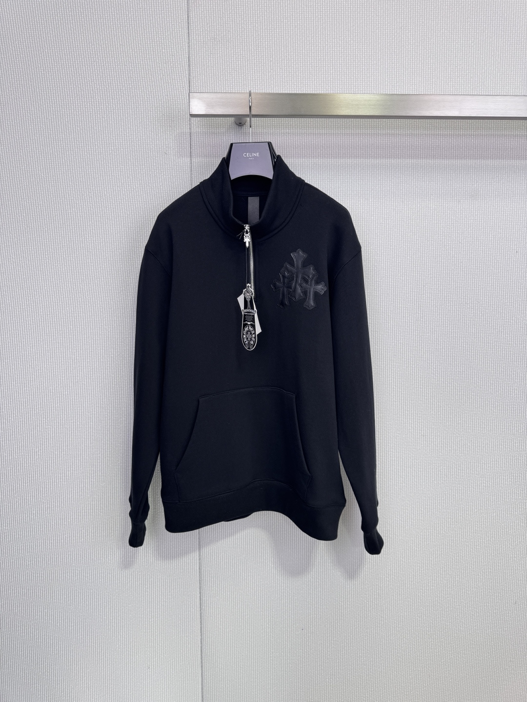 NO:652558,Chrome Hearts triple cross half-zip sweatshirt, made of high-weight pure cotton terry fabric, pre-shrunk for more durability, three-dimensional leather cross patch on the left chest + half-zip collar, the zipper head is a dagger shape, the details are very recognizable, the metal main mark on the back hem, street casual and punk, the kangaroo pocket is super practical, can be easily used in daily wear or trendy occasions! Size S-L, classic and versatile, a must-have for fashionistas. Size SML, chrome  hearts,hoodie,sweatshirts,alexander wang19860909Chrome Hearts三十字半拉链卫衣,高克重纯棉毛圈面料,预缩处理更耐穿,左胸立体皮革十字贴标+半拉链领口,拉链头是匕首造型,细节超有辨识度夕,后背下摆金属主唛,街头休闲又朋克,袋鼠口袋超实用,日常穿搭或潮流场合都能轻松驾驭!尺码S-L,经典百搭,潮人必入. 码数SML,,chrome hearts,hoodie,sweatshirts,alexander wang,Women's clothing