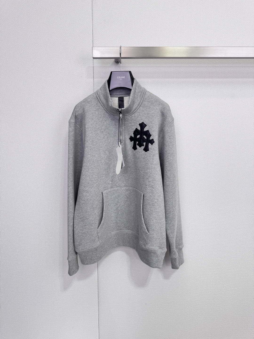 NO:652544,Chrome Hearts triple cross half-zip sweatshirt, made of high-weight pure cotton terry fabric, pre-shrunk for more durability, three-dimensional leather cross patch on the left chest + half-zip collar, the zipper head is a dagger shape, the details are very recognizable, the metal main mark on the back hem, street casual and punk, the kangaroo pocket is super practical, can be easily used in daily wear or trendy occasions! Size S-L, classic and versatile, a must-have for fashionistas. Size SML, chrome  hearts,hoodie,sweatshirts,alexander wang19860909Chrome Hearts三十字半拉链卫衣,高克重纯棉毛圈面料,预缩处理更耐穿,左胸立体皮革十字贴标+半拉链领口,拉链头是匕首造型,细节超有辨识度夕,后背下摆金属主唛,街头休闲又朋克,袋鼠口袋超实用,日常穿搭或潮流场合都能轻松驾驭!尺码S-L,经典百搭,潮人必入. 码数SML,,chrome hearts,hoodie,sweatshirts,alexander wang,Women's clothing