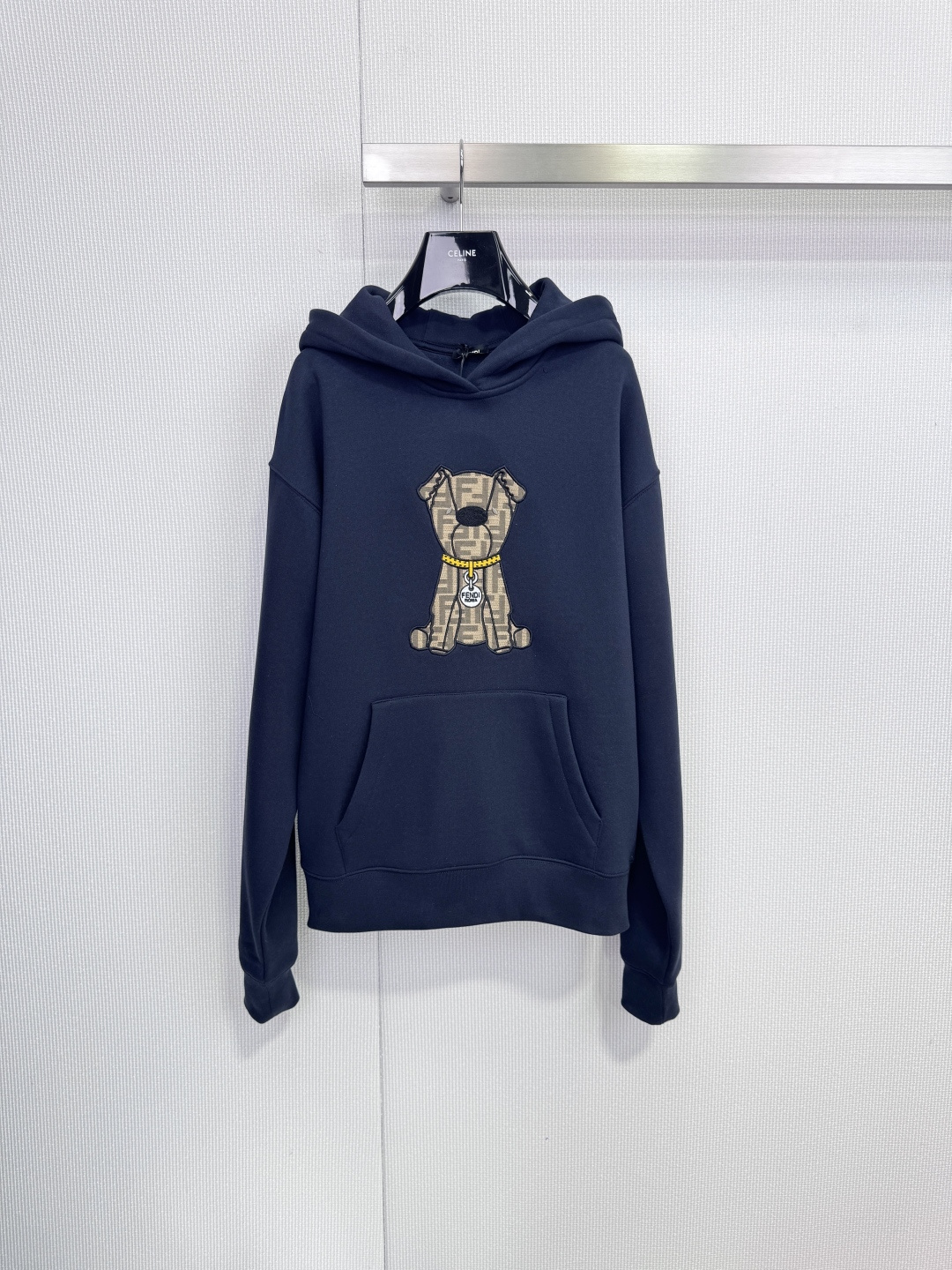 NO:652534,Fendi puppy presbyopic hooded sweatshirt, this puppy presbyopic hooded sweatshirt is made of navy blue pure cotton, soft and comfortable, super friendly for daily wear, with three-dimensional embroidered puppy + FF presbyopic pattern on the chest, and gold chain embellishments on the details. It is fashionable and recognizable, and the loose version can easily control various body shapes, whether it is casual or light business occasions, it can be easily held, fashionable and comfortable. Size SML,,fendi,hoodie,sweatshirts,hats,alexander wang19860909Fendi 小狗老花连帽卫衣,这款小狗老花连帽卫衣,藏蓝色纯棉材质,柔软舒适,日常穿搭超友好,胸前立体绣花小狗+FF老花图案,细节还有金链条点缀,时髦又有辨识度计,宽松版型,轻松驾驭各种身材,无论休闲还是轻商务场合,都能轻松 hold住,时尚与舒适兼具. 码数SML,,fendi,hoodie,sweatshirts,hats,alexander wang,Women's clothing