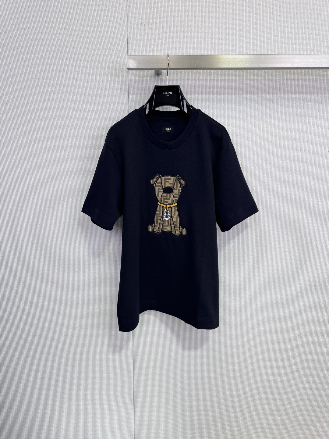 NO:652523,Fendi FF presbyopic puppy air cotton T-shirt, navy blue main color + classic brown FF presbyopic puppy pattern, with yellow collar, full of fun and super recognizable, high-quality pure cotton, soft and comfortable, loose fit, perfect for daily wear or couple look, continuing Fendi's love for animal elements, fashionable and personalized. Size SML, fendi, tees, t-shirt, alexander wang19860909Fendi FF老花小狗空气棉T恤,藏蓝色主色+经典棕色 FF老花小狗图案,搭配黄色项圈,趣味十足又超有辨识度计,高品质纯棉,柔软舒适,宽松版型,日常穿搭或情侣look都很OK,延续Fendi对动物元素的热爱,时髦又有个性.码数SML,,fendi,tees，t-shirt,alexander wang,Women's clothing