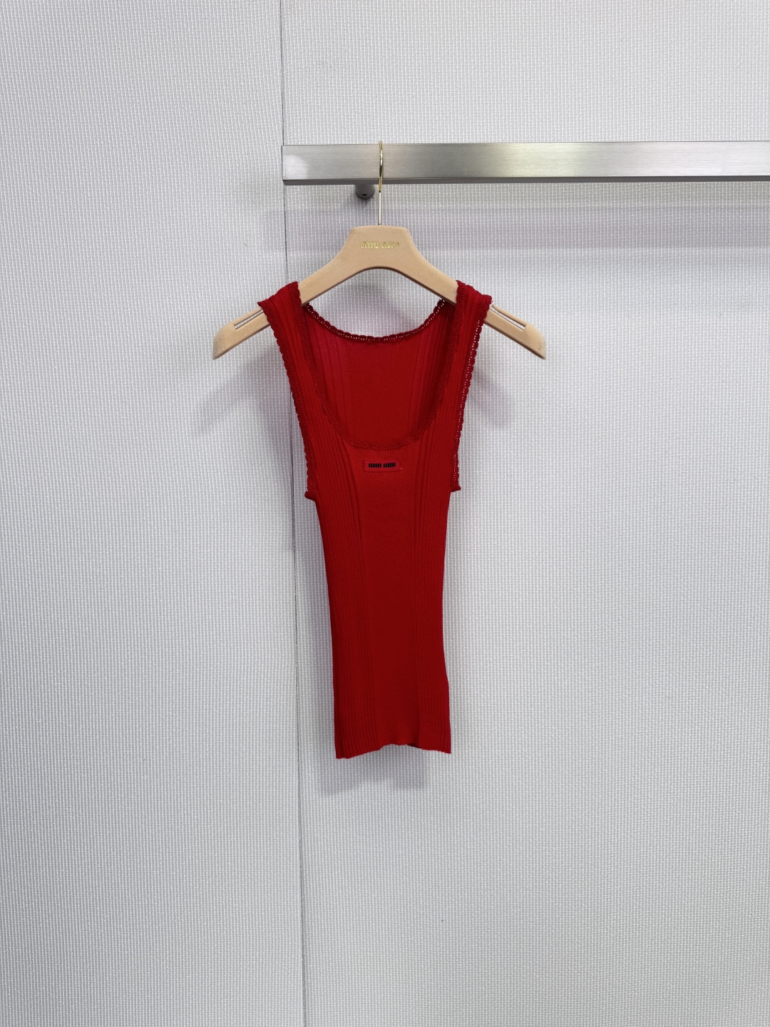 NO:652566,MiuMiu virgin wool knitted vest, girly skin, celebrity bones, a vest, how to have the agility of a girl and the elegance of a celebrity at the same time?  Miu  Miu gave the perfect answer with this worsted knitted vest, which just right reveals the clavicle line and outlines a retro and reserved silhouette, which is the keynote of the overall temperament. Along the neckline and the edge of the armholes, delicate lace blooms quietly. This soft detail instantly softens the rationality of knitting, injecting just the right amount of romance and girlishness. The neat short style and moderately loose version not only retains comfort, but can also be easily paired with high-waisted bottoms to optimize body proportions.  Virgin wool, the softest and longest-fiber first-cut wool, ensures that the fabric has a delicate touch like baby skin while maintaining excellent warmth and stiffness. The vertical worsted rib texture not only gives it excellent elasticity and drape, but also visually stretches the lines, making it appear slimmer and more advanced. It is a smart item that can easily travel in many scenes.  For urban commuting, wear a silk shirt inside and a suit jacket outside. The lace edge is looming at the neckline, revealing the sophistication in the intellectual. Wear it alone in a casual afternoon, paired with high-waisted jeans or casual trousers, which is lazy and stylish. Fashionable layering as a winter inner wear, exposing the lace edge at the neckline, adding layering and lightness to heavy outfits. This is not only a knitted vest, but also a Miu  The epitome of Miu's contradictory aesthetics - using the 'bone' of top-quality wool to support a simple silhouette, and using the 'muscle' of romantic lace to express the gentle core. Find your perfect balance between restraint and release. Size SML,, miumiu, jeans, jackets & coats, shirts, business suit, real silk, alexander wang19860909MiuMiu 初剪羊毛针织背心,少女肌,名伶骨,一件背心,如何同时拥有少女的灵动和名伶的优雅？Miu Miu以这件精纺针织背心,给出了完美答案,恰到好处地展露锁骨线条,勾勒出复古而矜持的轮廓,是整体气质的基调,沿领口与袖笼边缘,细腻的蕾丝花边悄然绽放.这抹柔美的细节,瞬间软化针织的理性,注入一丝恰好的浪漫与少女心思,利落的短款与适度宽松的版型,既保留了舒适度,又能轻松搭配高腰下装,优化身材比例, 初剪羊毛,选用最柔软、纤维最长的初次剪羊毛,确保了面料拥有婴儿肌肤般的细腻触感,同时保持优良的保暖性与挺括度.竖向的精纺罗纹肌理,不仅赋予其出色的弹性与垂坠感,更在视觉上拉伸线条,显瘦而高级,它是一件充满智慧的单品,可轻松游走于多场景之间,都市通勤内搭真丝衬衫,外搭西装外套,蕾丝边在领口若隐若现,知性中流露精致,休闲午后单独穿着,搭配高腰牛仔裤或休闲西裤,慵懒而富有格调,时尚叠穿作为冬季内搭,露出领口蕾丝边,为厚重穿搭增添层次与轻盈感,这不仅仅是一件针织背心,更是Miu Miu式矛盾美学的缩影——用顶级羊毛的“骨”撑起简约廓形,以浪漫蕾丝的“肌”诉说温柔内核.在克制与释放之间,找到属于你的完美平衡.码数SML,,miumiu,jeans,jackets & coats,shirts,business suit,real silk,alexander wang,Women's clothing